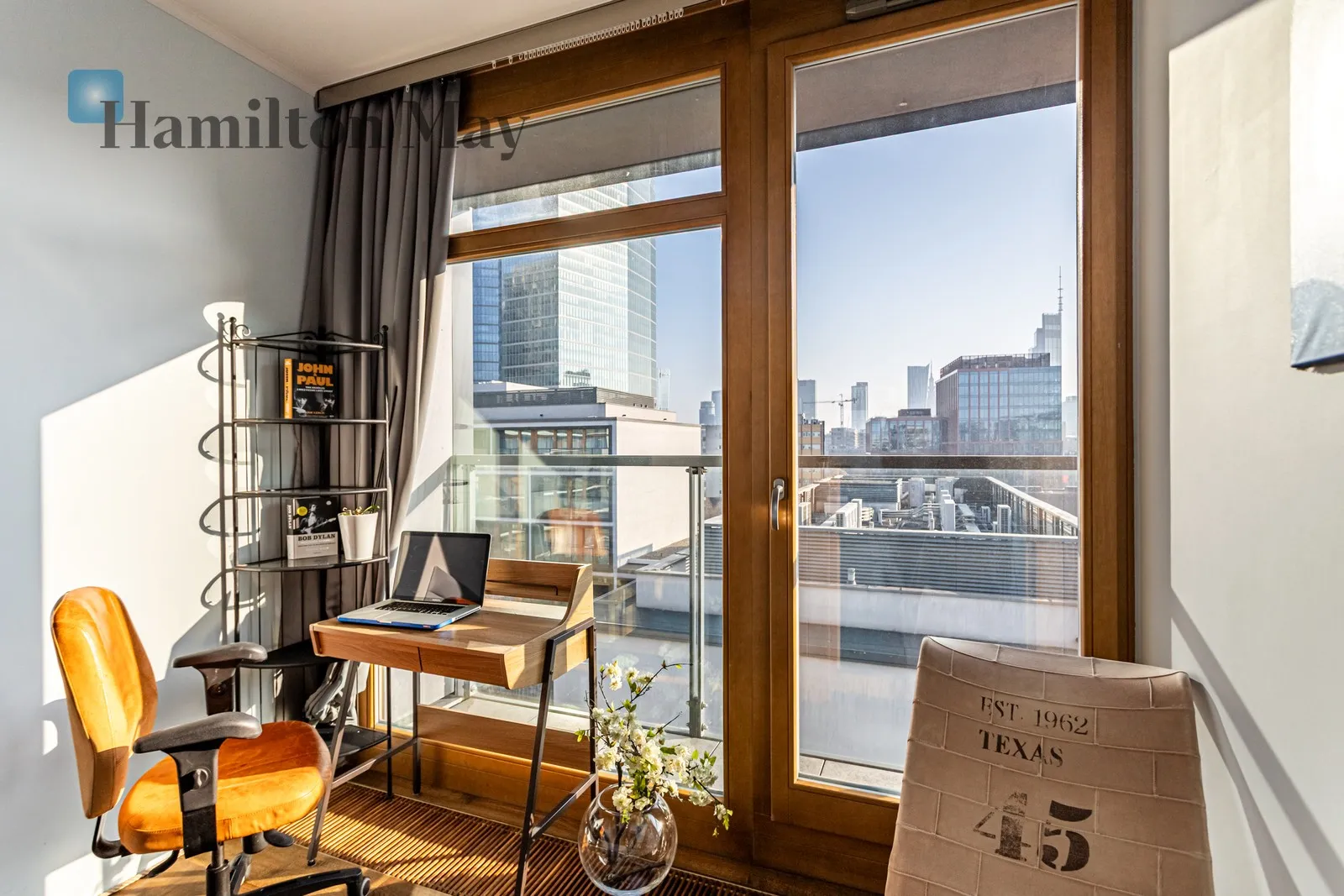 Region: Wola Subregion: Czyste Distance to centre: 2 km Level: 6 Price: 13000 PLN Bedrooms: 3 Bathrooms: 2 Size: 118m2 - slider