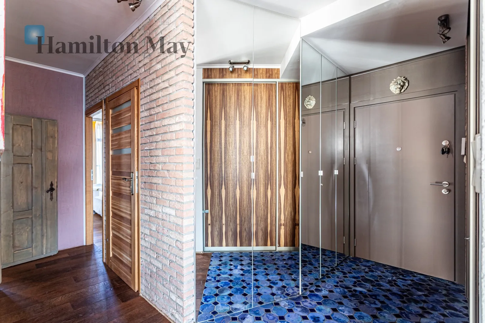 Artfully finished, luxurious three-bedroom apartment in the 19th District for sale - slider