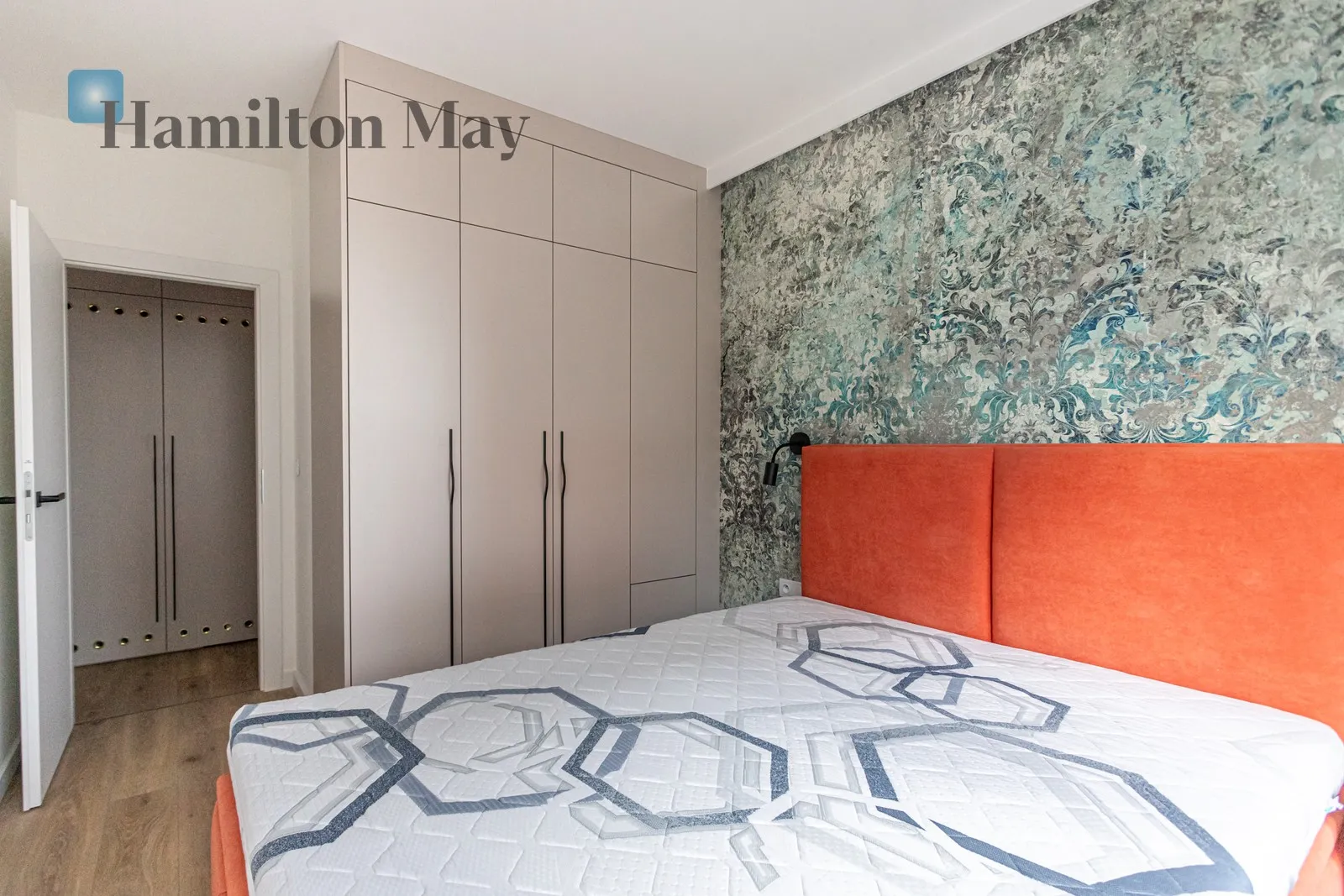 Distance to centre: 3.65 km Level: 3 Price: 4700 PLN Bedrooms: 1 Bathrooms: 1 Size: 45m2 Price/m2: 104 PLN - slider