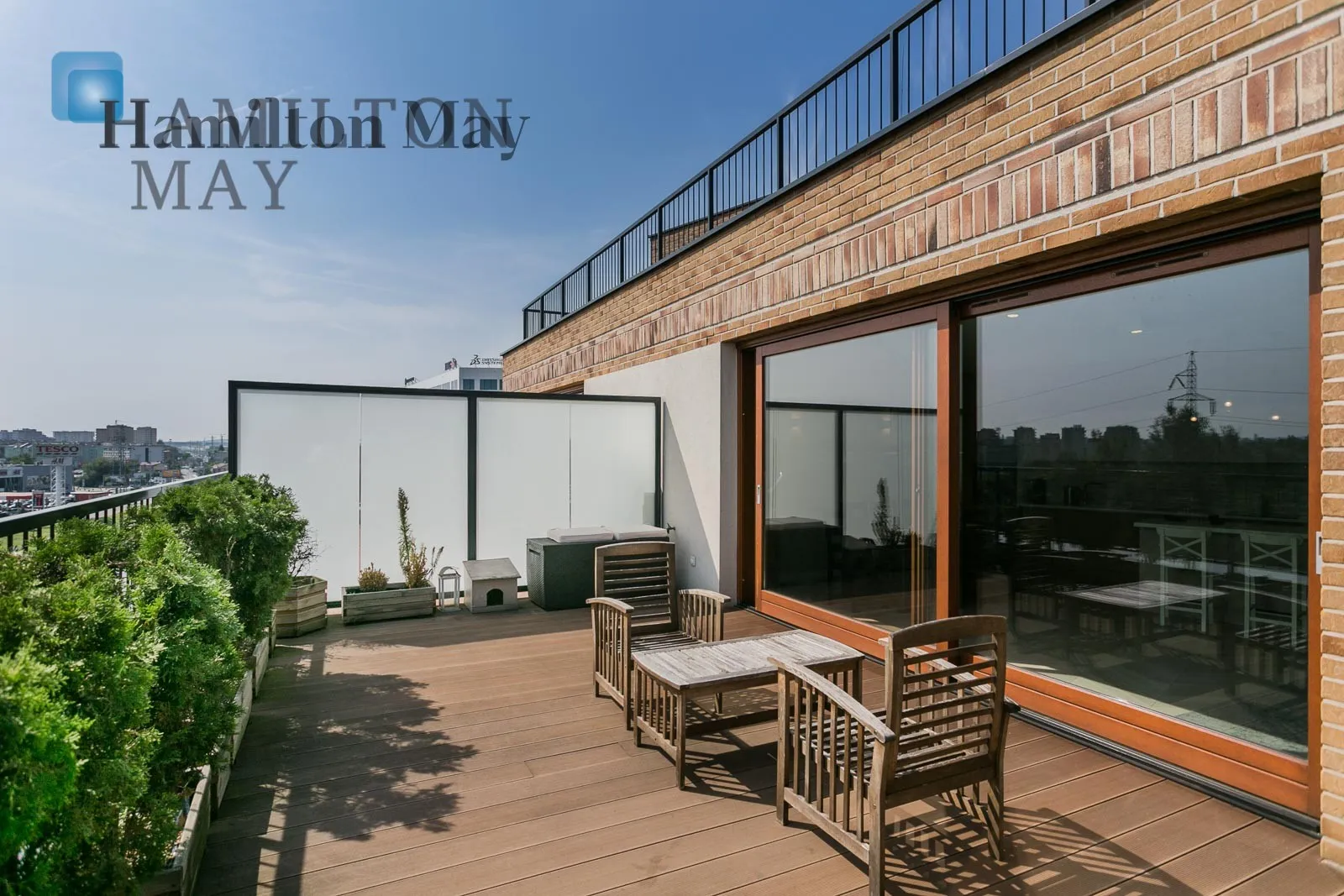 Exclusive apartment with a terrace and a view of the forest - slider