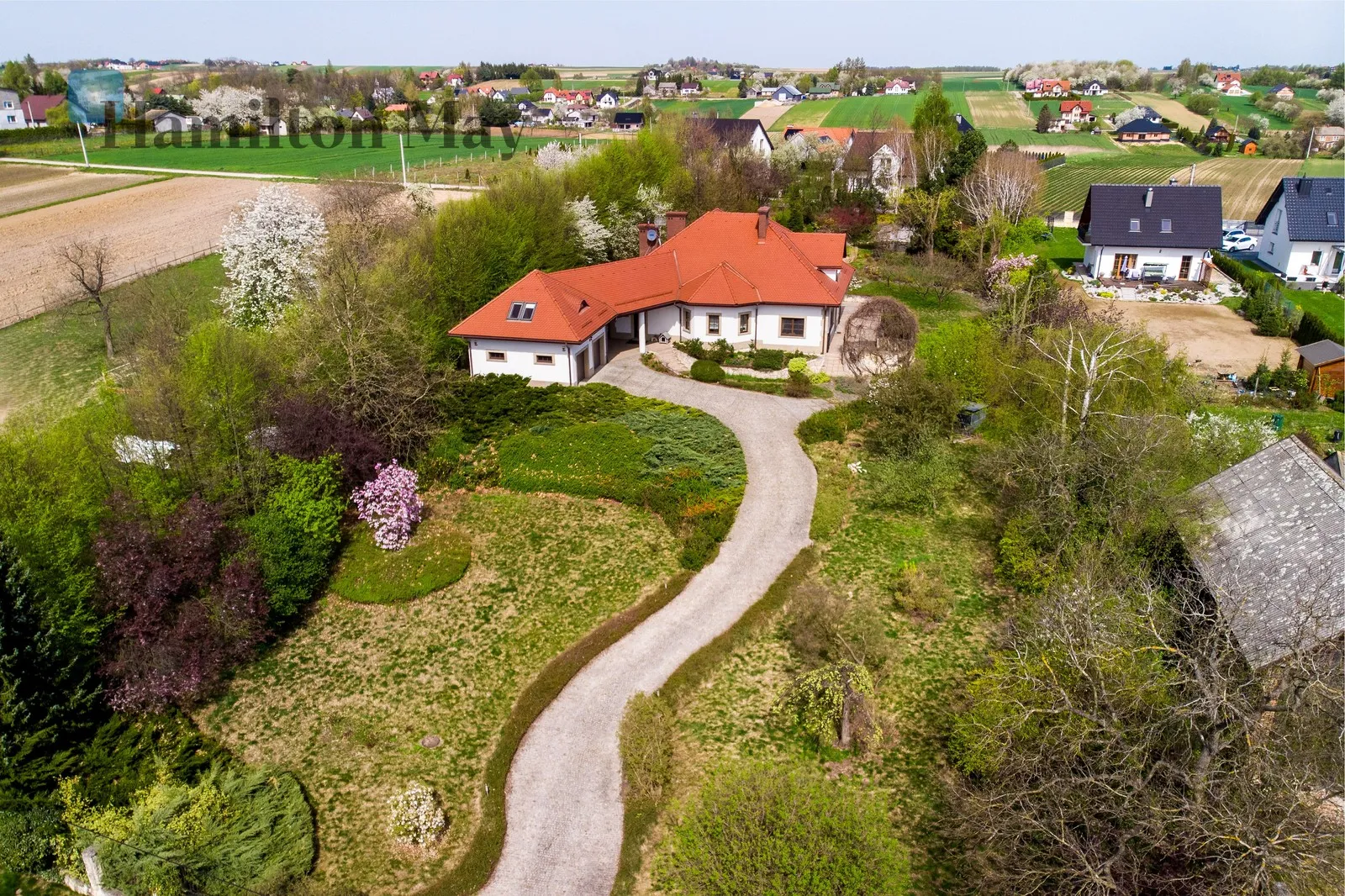 Гарний, просторий будинок з повністю озелененою ділянкою площею 56 акрів - slider