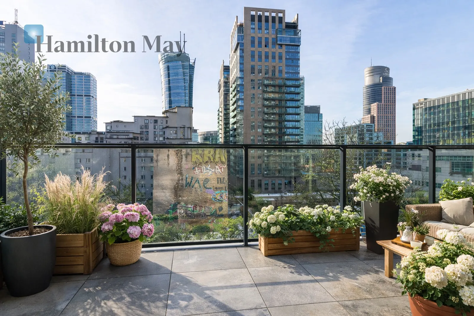 Apartment | 42.26 m2 | Close to the Center | High floor in Unique Tower - slider