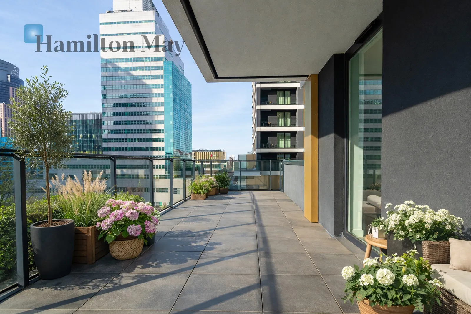 Apartment | 42.26 m2 | Close to the Center | High floor in Unique Tower - slider