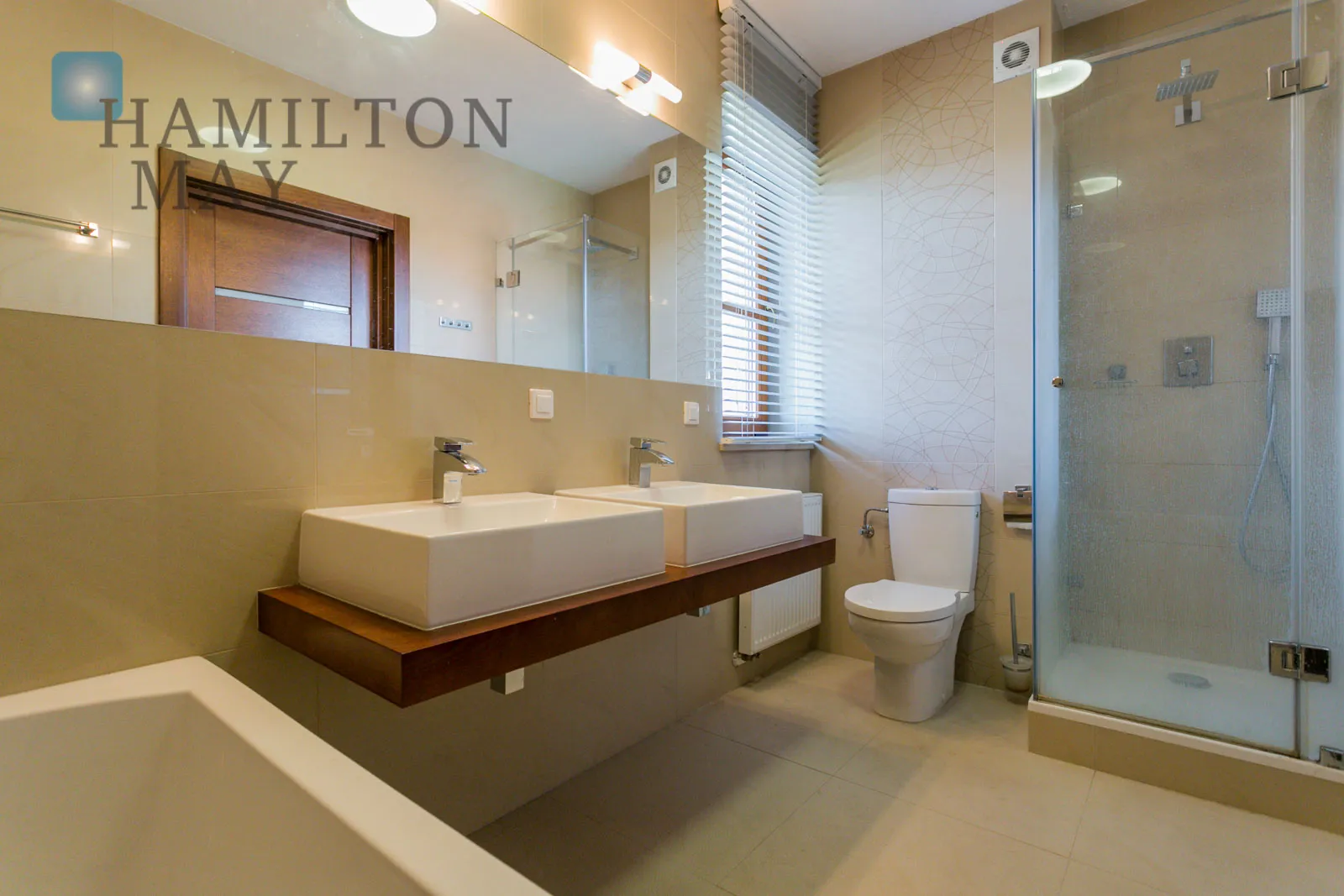 Distance to centre: 15.15 km Level: -9 Price: 5500000 PLN Bedrooms: 5 Bathrooms: 4 Plot size: 1100m2 - slider