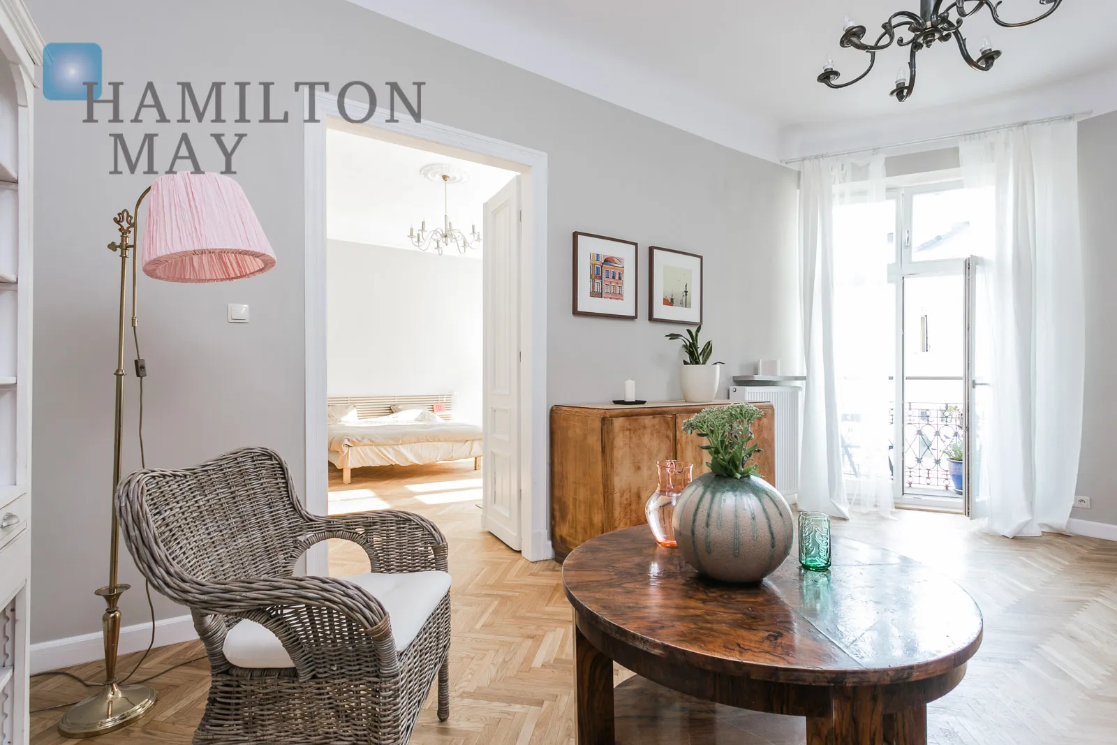 A cozy apartment in a pre-war tenement house in the city center - slider