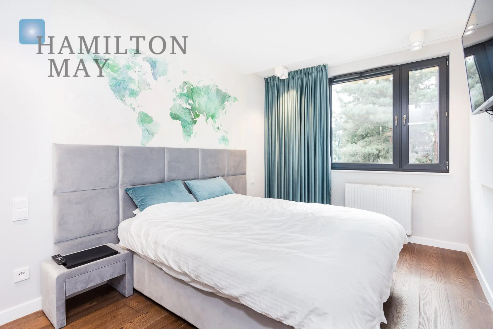 A modern, three-room apartment in the city center  - slider