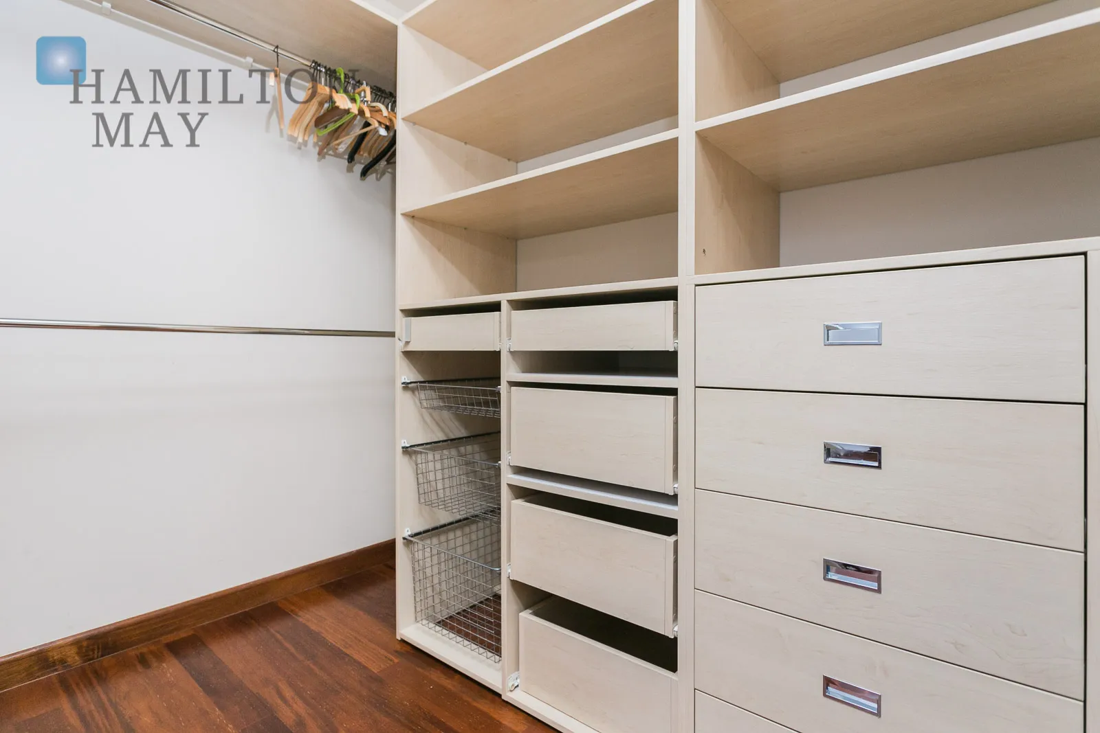 Просторий будинок з гарною ділянкою та сучасним закритим житловим комплексом на півночі Кракова | Маслом'янца - slider