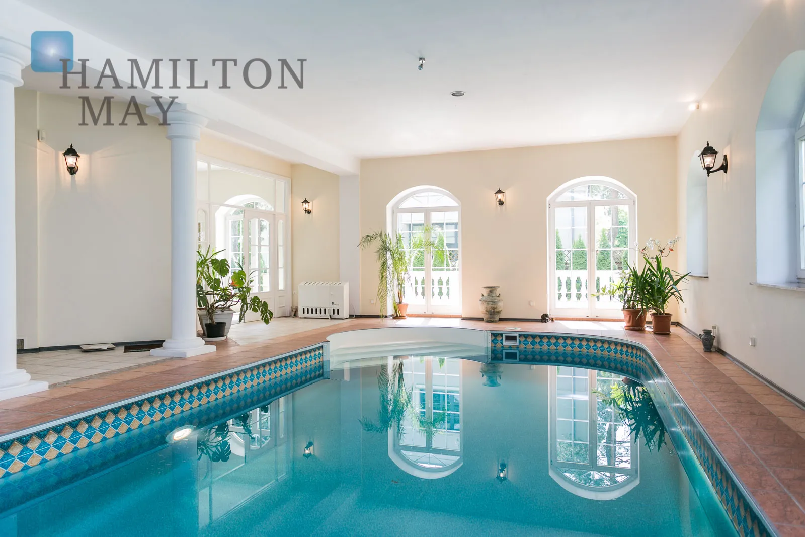 Luxurios mansion with swimming pool, located in the prestigious area of Konstancin - slider