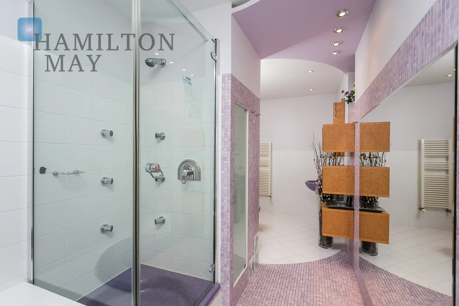 Unique apartment right by the Europejski Square - slider