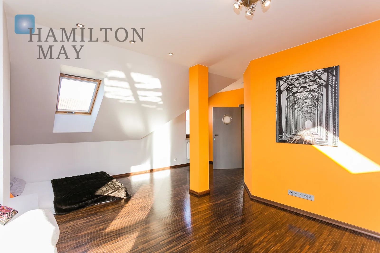 Atrakcyjny dom w zabudowie bliźniaczej na zamkniętym osiedlu na Wilanowie - slider