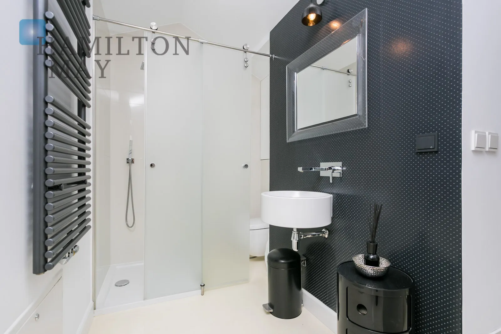 Простора та світла квартира з мезоніном у тихому, зеленому місці - slider