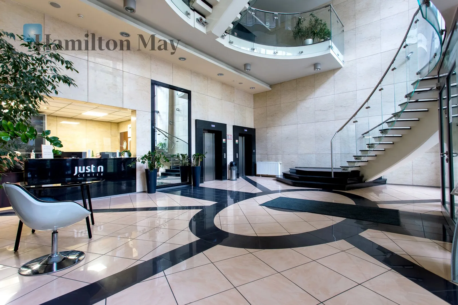 Region: Stare Miasto Distance to centre: 0.51 km Level: 4 Price: 3700 PLN Bedrooms: 1 Bathrooms: 1 - slider