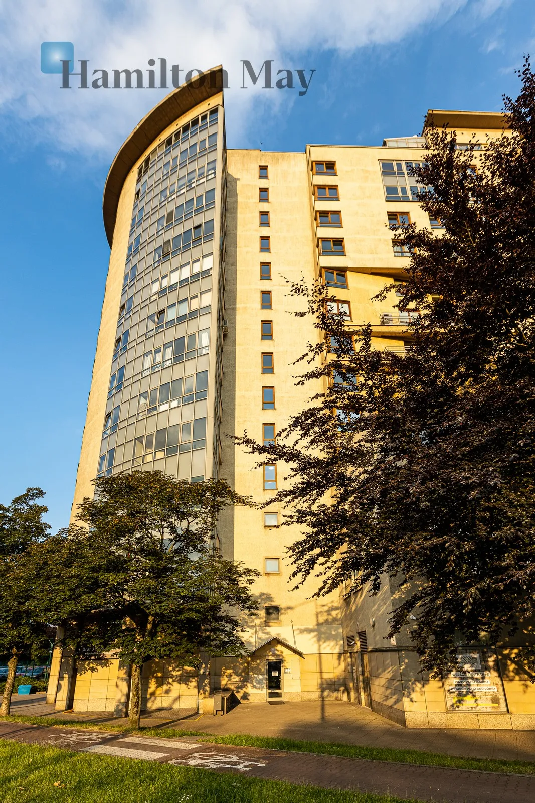 Level: 5 Price: 8000 PLN Bedrooms: 2 Bathrooms: 2 Size: 120m2 - slider