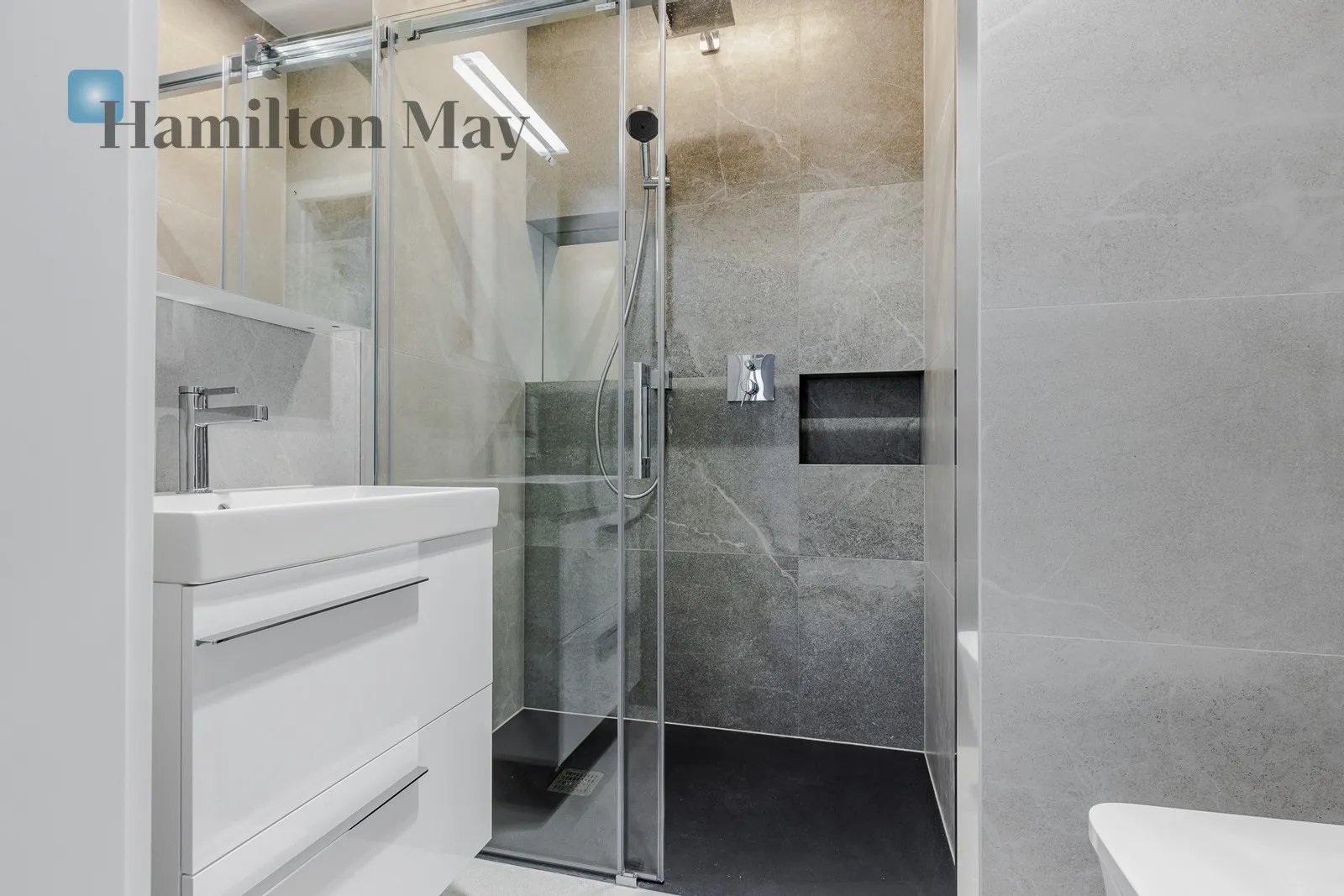 Region: Mokotów Subregion: Służewiec Distance to centre: 6.97 km Level: 5 Price: 7500 PLN Bedrooms: 2 Bathrooms: 2 - slider