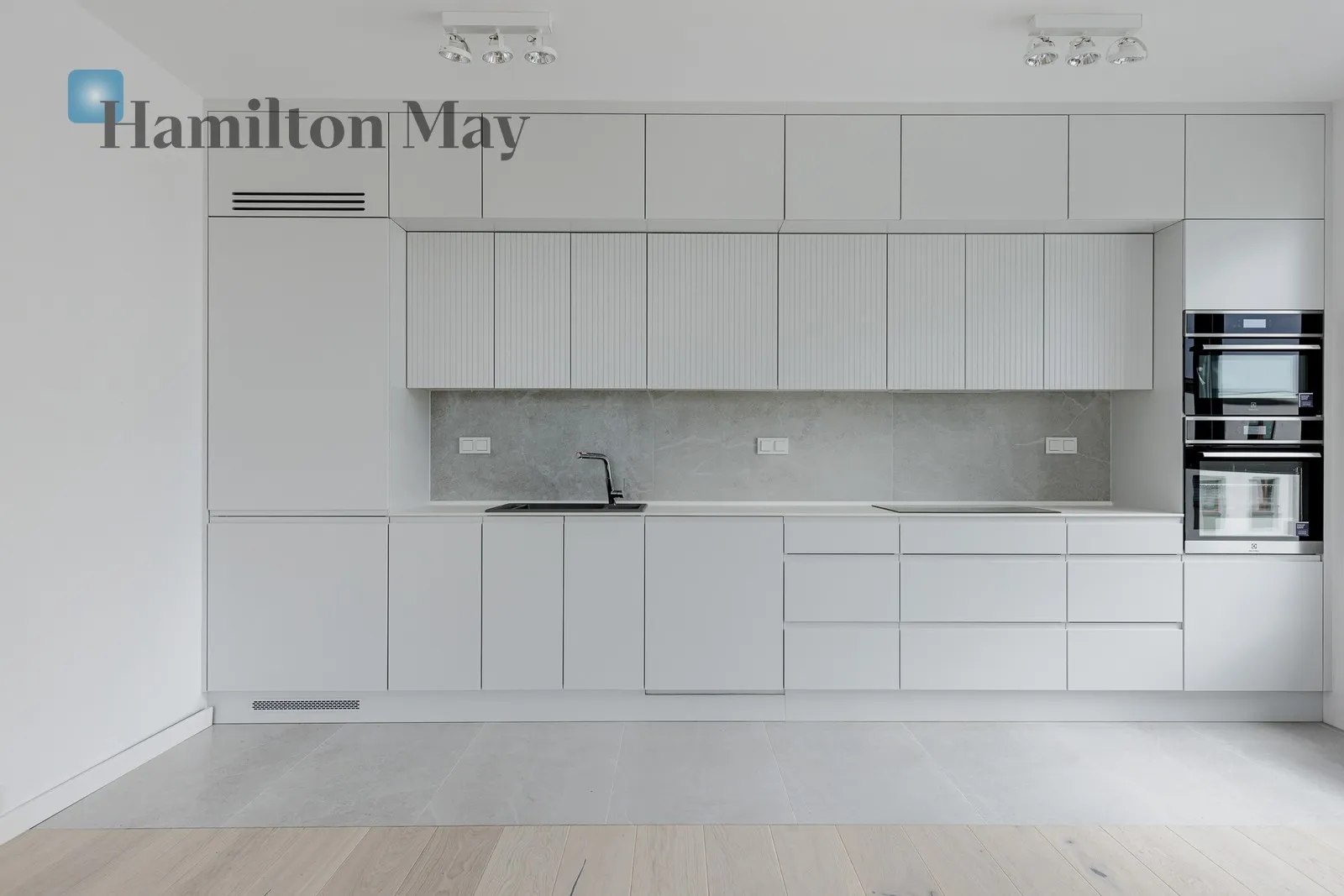 City: Warszawa Street: Bokserska Region: Mokotów Subregion: Służewiec Distance to centre: 6.97 km Level: 5 Price: 7500 PLN Bedrooms: 2 - slider