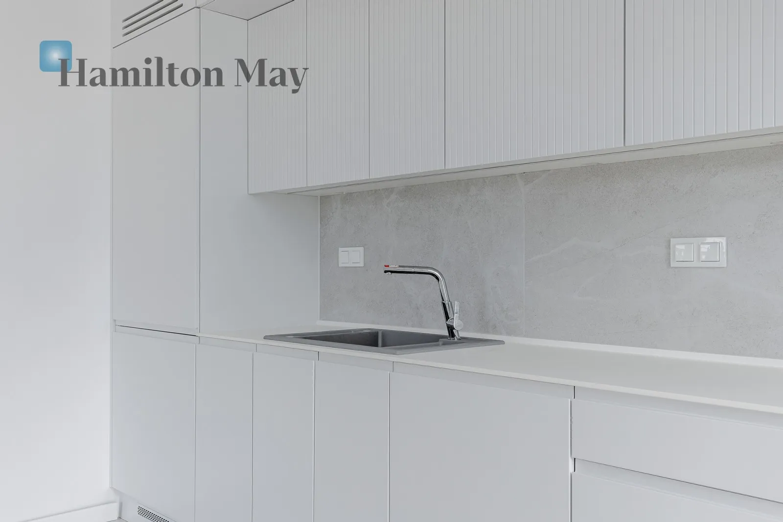 Street: Bokserska Region: Mokotów Subregion: Służewiec Distance to centre: 6.97 km Level: 5 Price: 7500 PLN Bedrooms: 2 Bathrooms: 2 - slider