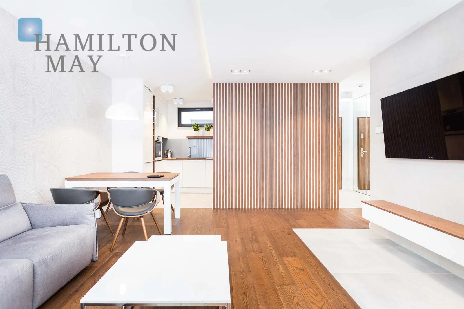 A modern, three-room apartment in the city center  - slider