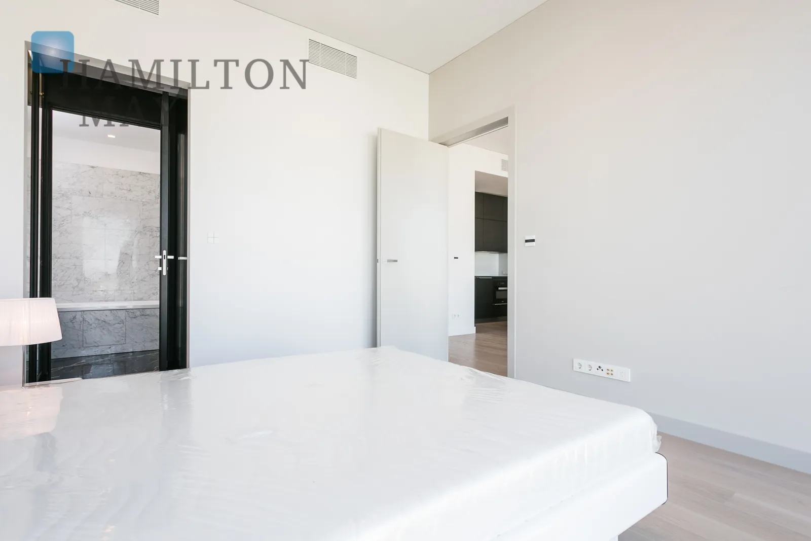 Dwupokojowy apartament w Cosmopolitan Tower z widokiem na pl. Grzybowski - slider