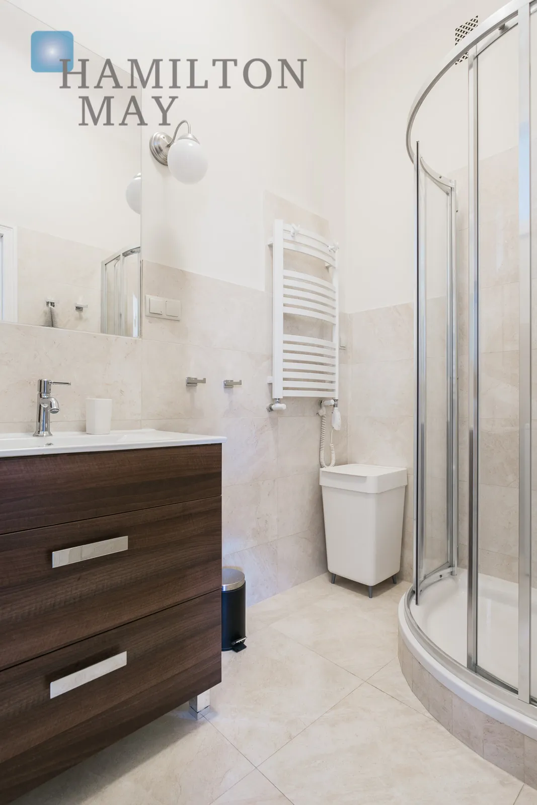 A cozy apartment in a pre-war tenement house in the city center - slider
