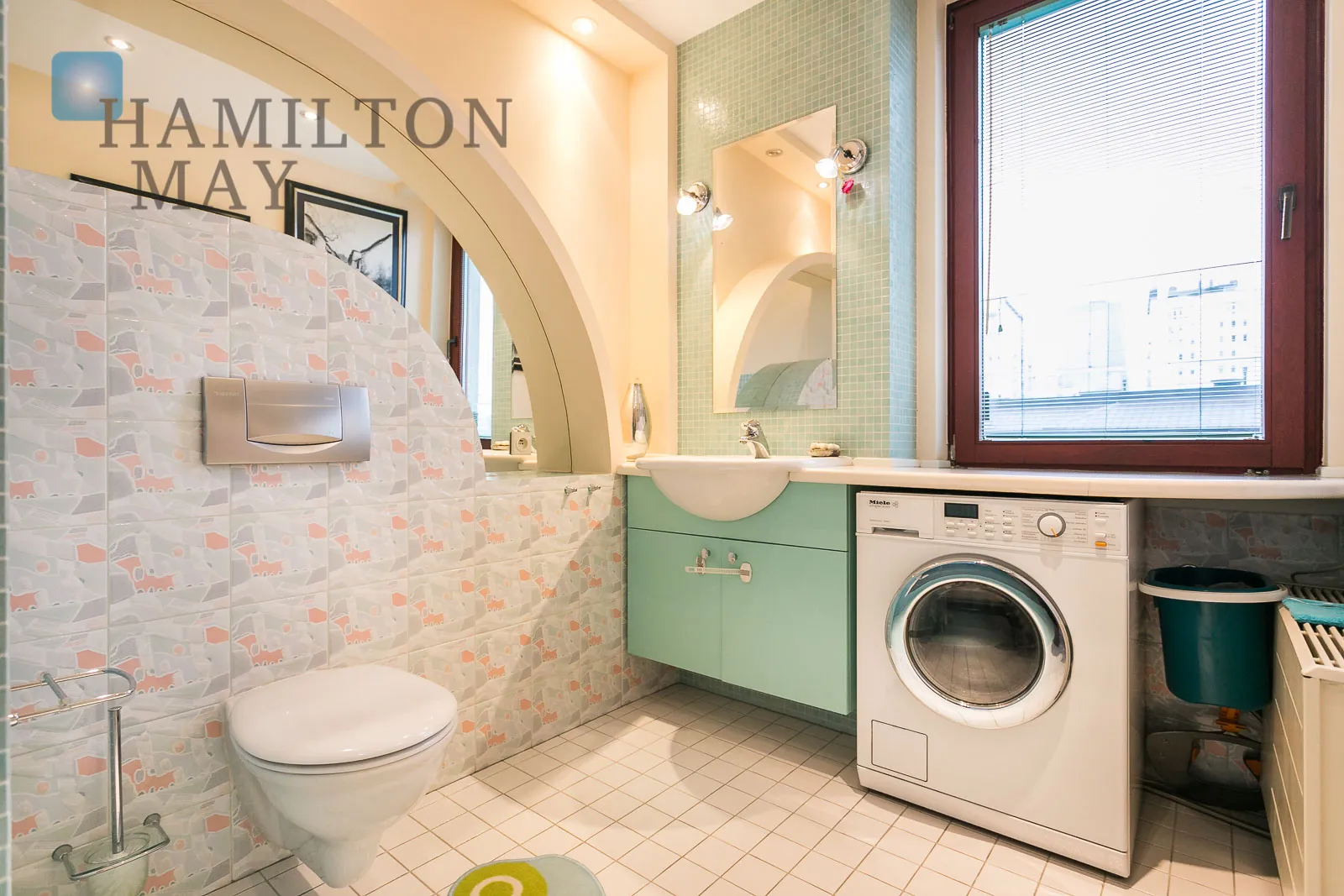 Unique apartment right by the Europejski Square - slider