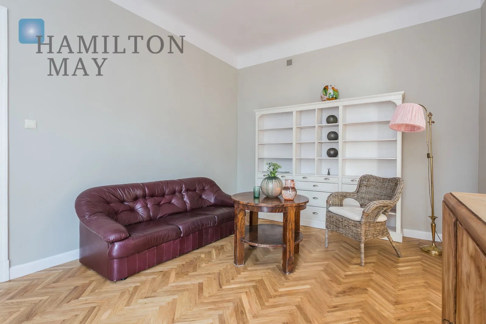 A cozy apartment in a pre-war tenement house in the city center - slider