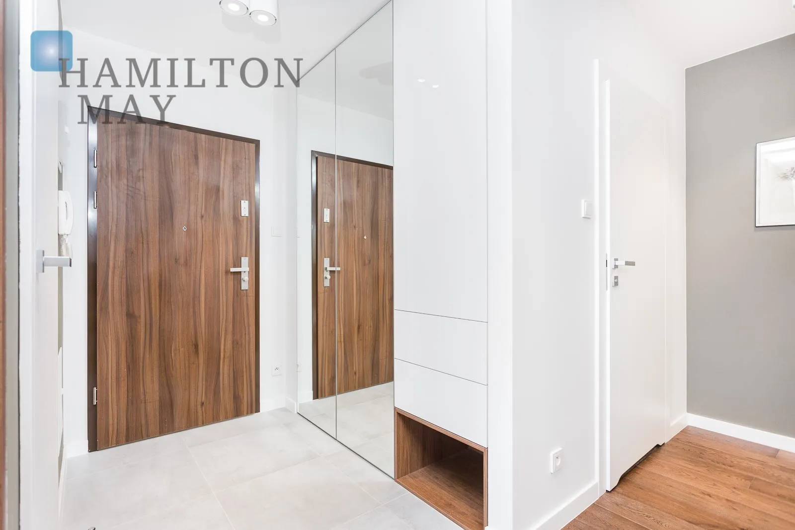 A modern, three-room apartment in the city center  - slider