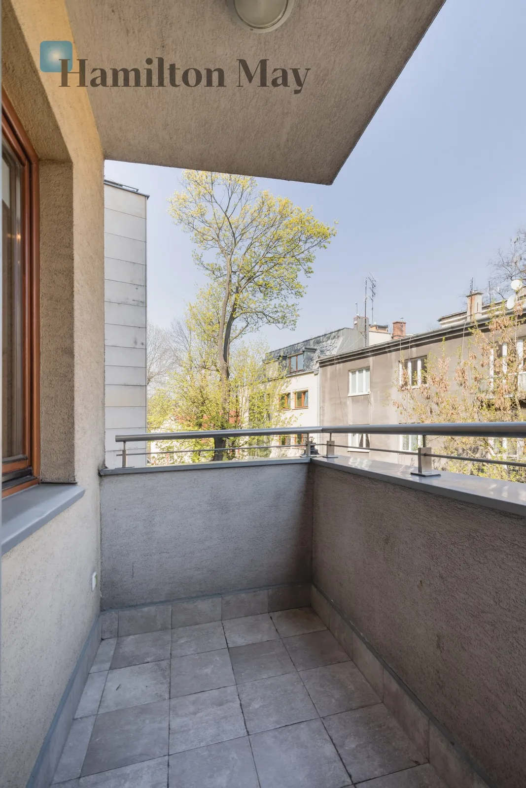 A newly renovated 3-room apartment with a balcony, a garage space and a storage room in the prestigious Nowy Świat building for rent - slider