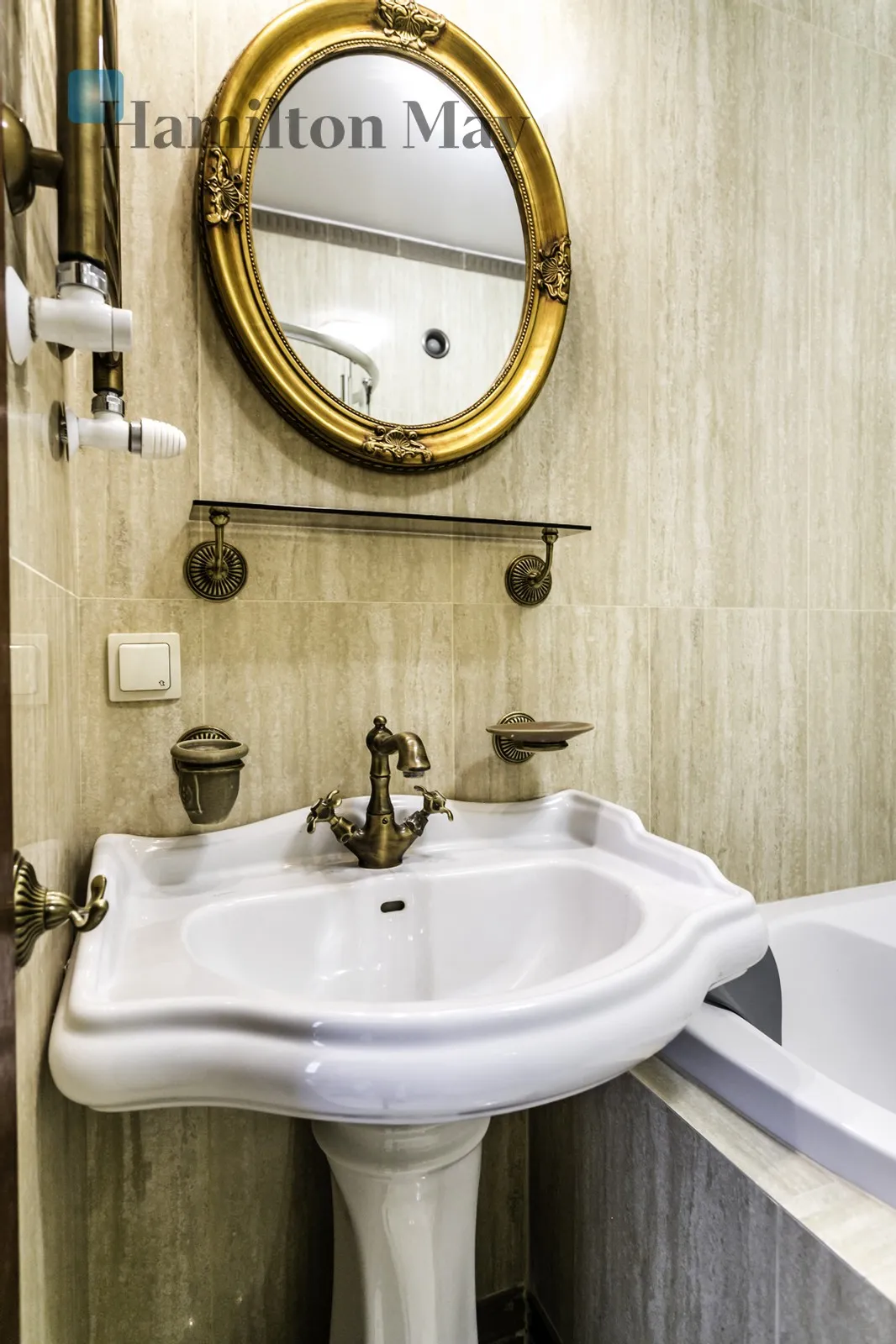 Level: 2 Price: 18000 PLN Bedrooms: 3 Bathrooms: 3 Size: 190m2 - slider