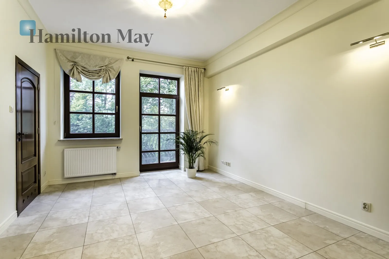 Distance to centre: 5.19 km Level: 2 Price: 18000 PLN Bedrooms: 3 Bathrooms: 3 Size: 190m2 - slider