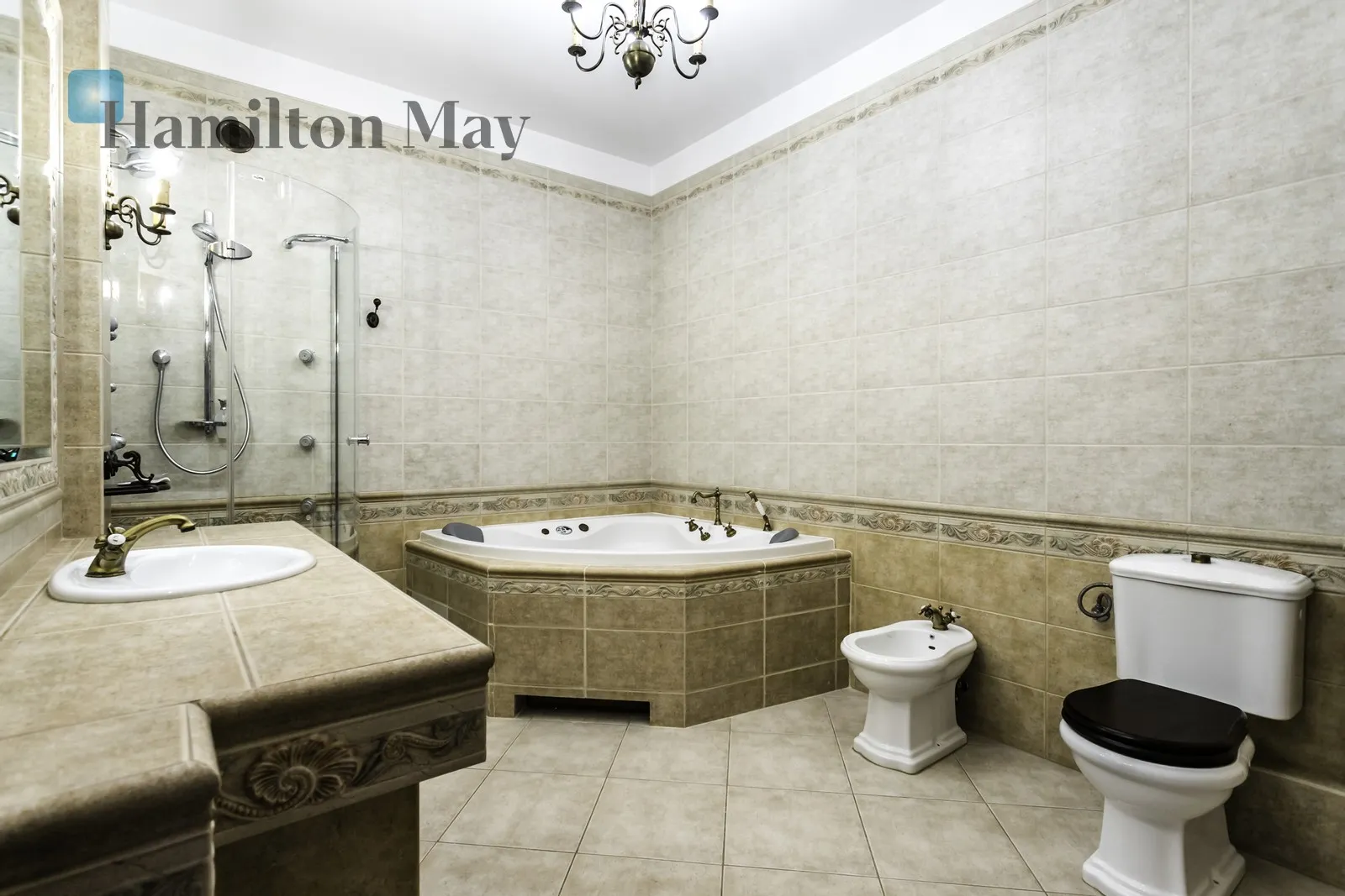 Price: 18000 PLN Bedrooms: 3 Bathrooms: 3 Size: 190m2 Price/m2: 95 PLN - slider