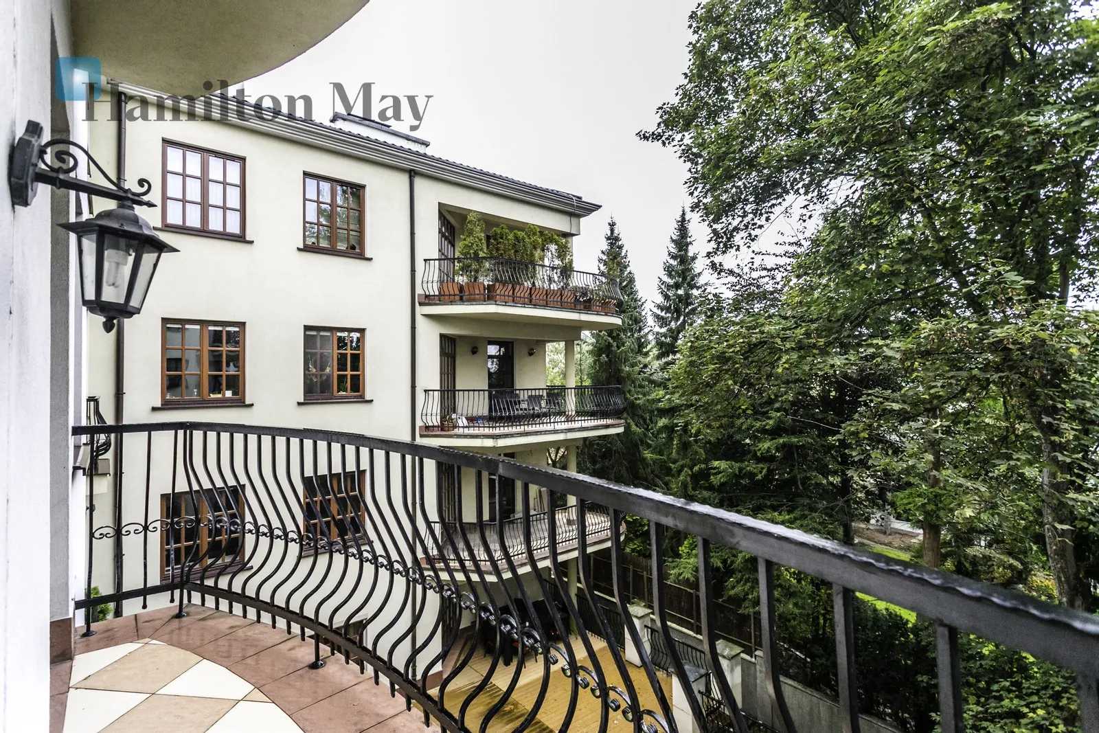 Distance to centre: 5.19 km Level: 2 Price: 18000 PLN Bedrooms: 3 - slider