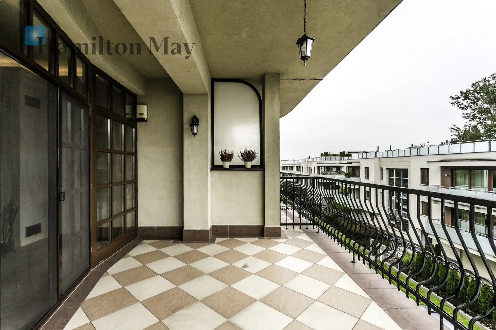 Price: 18000 PLN Bedrooms: 3 Bathrooms: 3 Size: 190m2 - slider