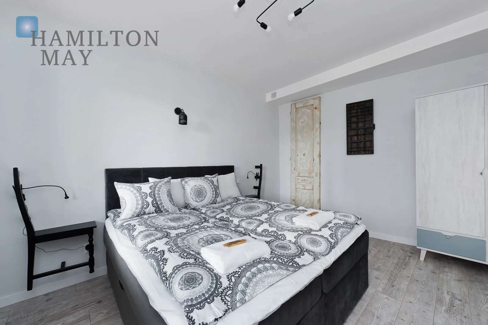 A modern apartment with a terrace in the prestigious Ludwinów development on the Vistula Boulevards - slider