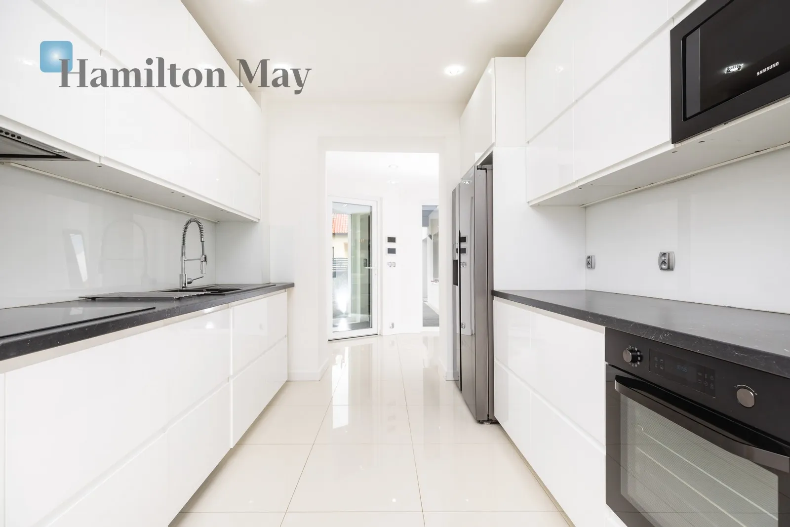 City: Kraków Street: Dolina Region: Zwierzyniec Subregion: Wola Justowska Distance to centre: 4.91 km Level: -9 Price: 17500 PLN Bedrooms: 5 - slider