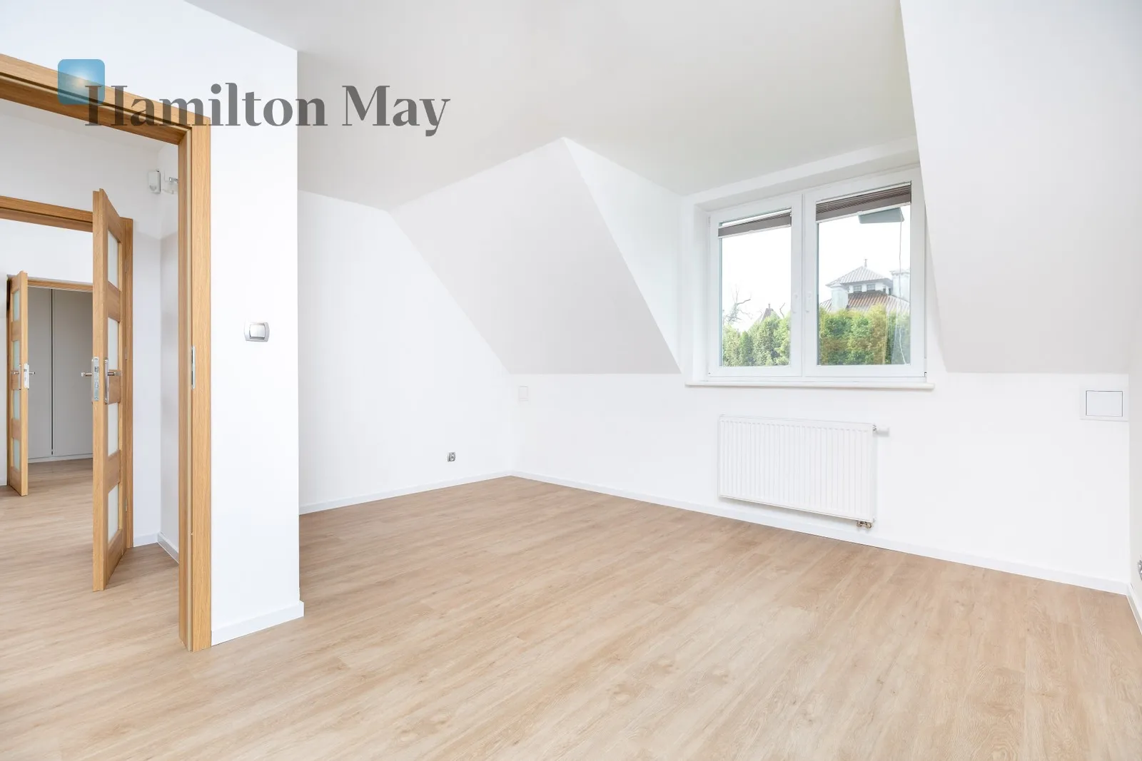 Subregion: Wola Justowska Distance to centre: 4.91 km Level: -9 Price: 17500 PLN Bedrooms: 5 Bathrooms: 3 - slider