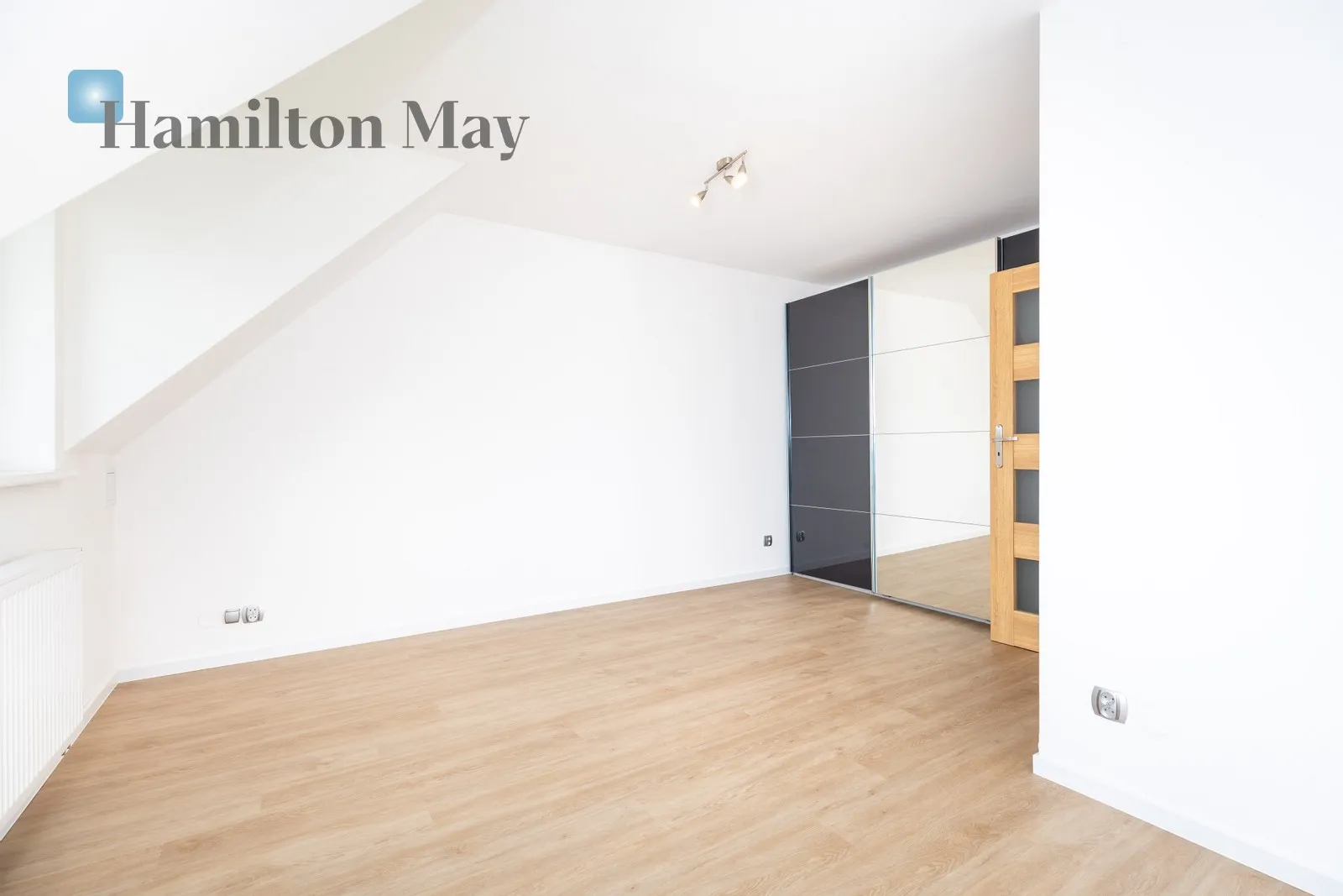 Distance to centre: 4.91 km Level: -9 Price: 17500 PLN Bedrooms: 5 Bathrooms: 3 Plot size: 900m2 - slider