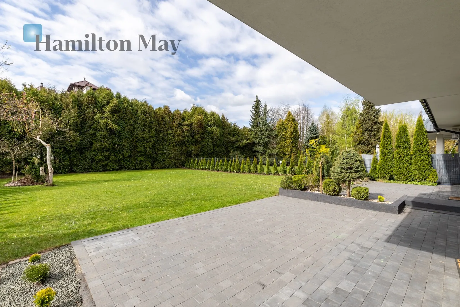 Distance to centre: 4.91 km Level: -9 Price: 17500 PLN Bedrooms: 5 - slider