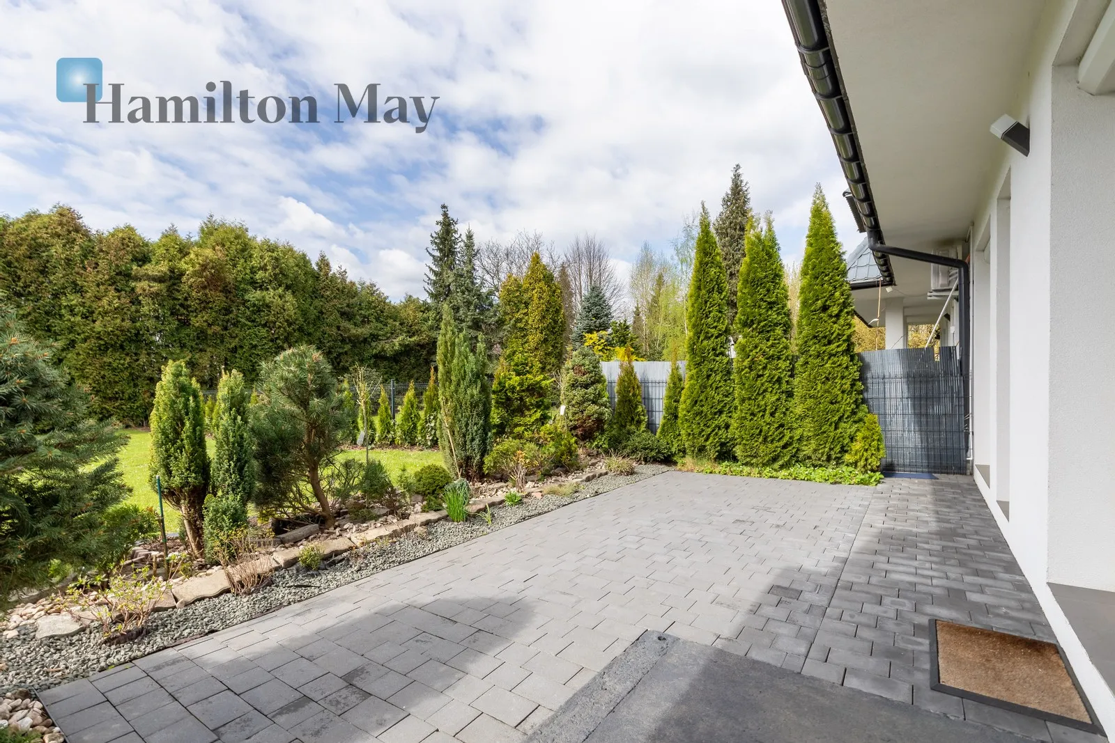 Price: 17500 PLN Bedrooms: 5 Bathrooms: 3 Plot size: 900m2 - slider