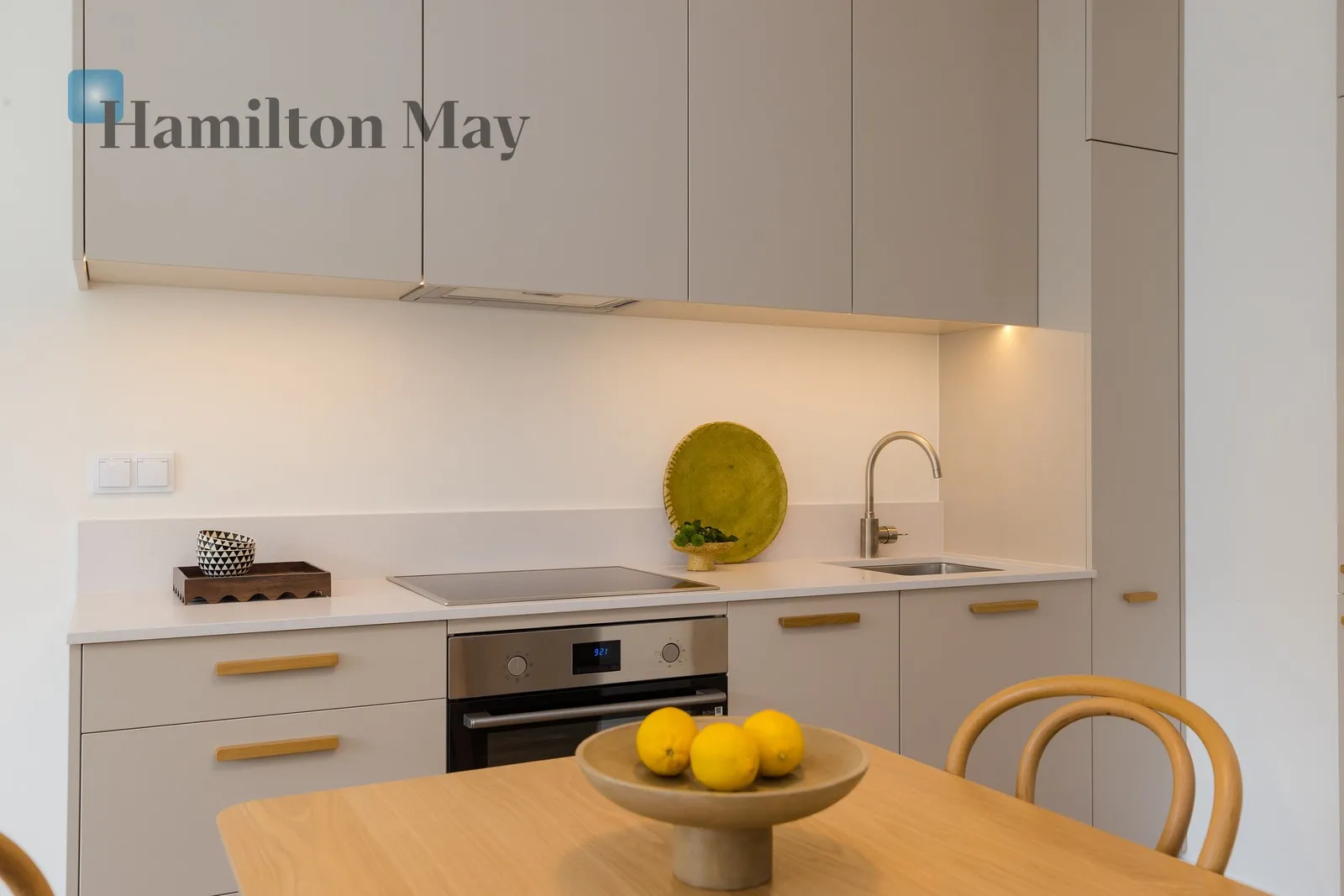 Street: Wschodu Słońca Region: Włochy Subregion: Raków Distance to centre: 5.73 km Level: 4 Price: 803600 PLN Bedrooms: 1 - slider