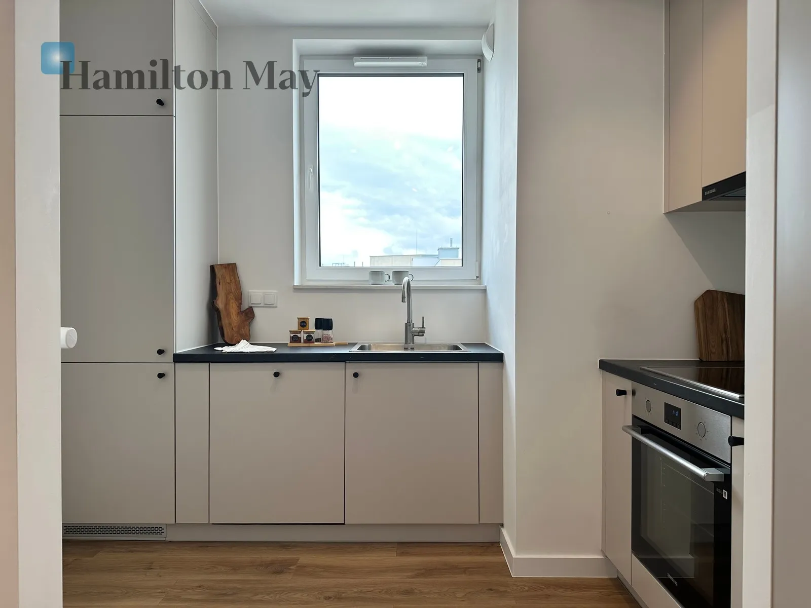 City: Warszawa Street: Bokserska Region: Mokotów Subregion: Służewiec Distance to centre: 6.51 km Level: 8 Price: 2058000 PLN Bedrooms: 3 - slider