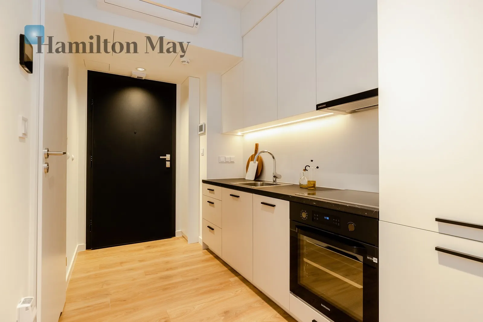 City: Warszawa Street: Grzybowska Region: Wola Subregion: Mirów Distance to centre: 1.6 km Level: 2 Price: 768000 PLN Bedrooms: 0 Bathrooms: 1 - slider