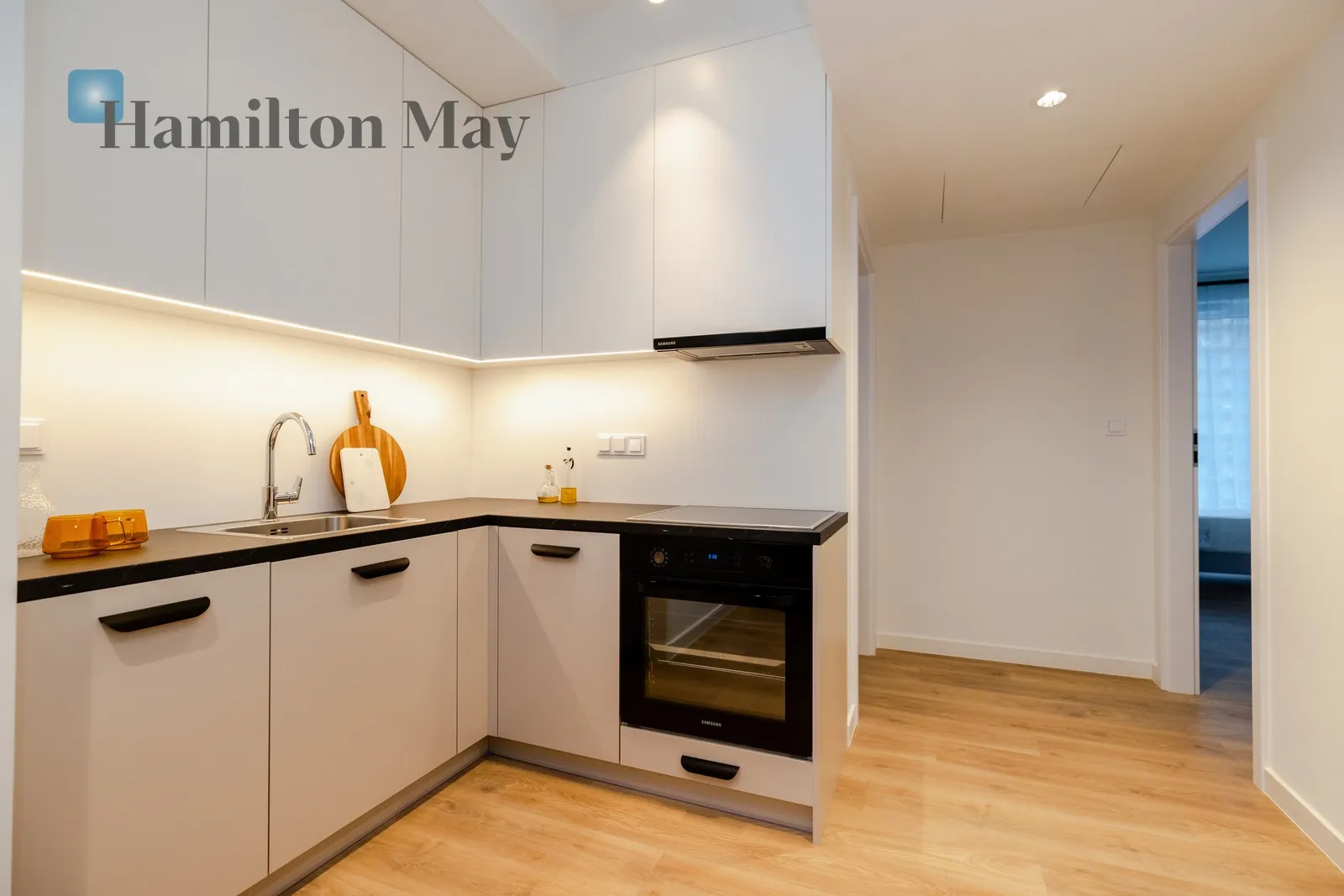 City: Warszawa Street: Grzybowska Region: Wola Subregion: Mirów Distance to centre: 1.6 km Level: 5 Price: 1290000 PLN Bedrooms: 1 Bathrooms: 1 Size: 42.26m2 - slider