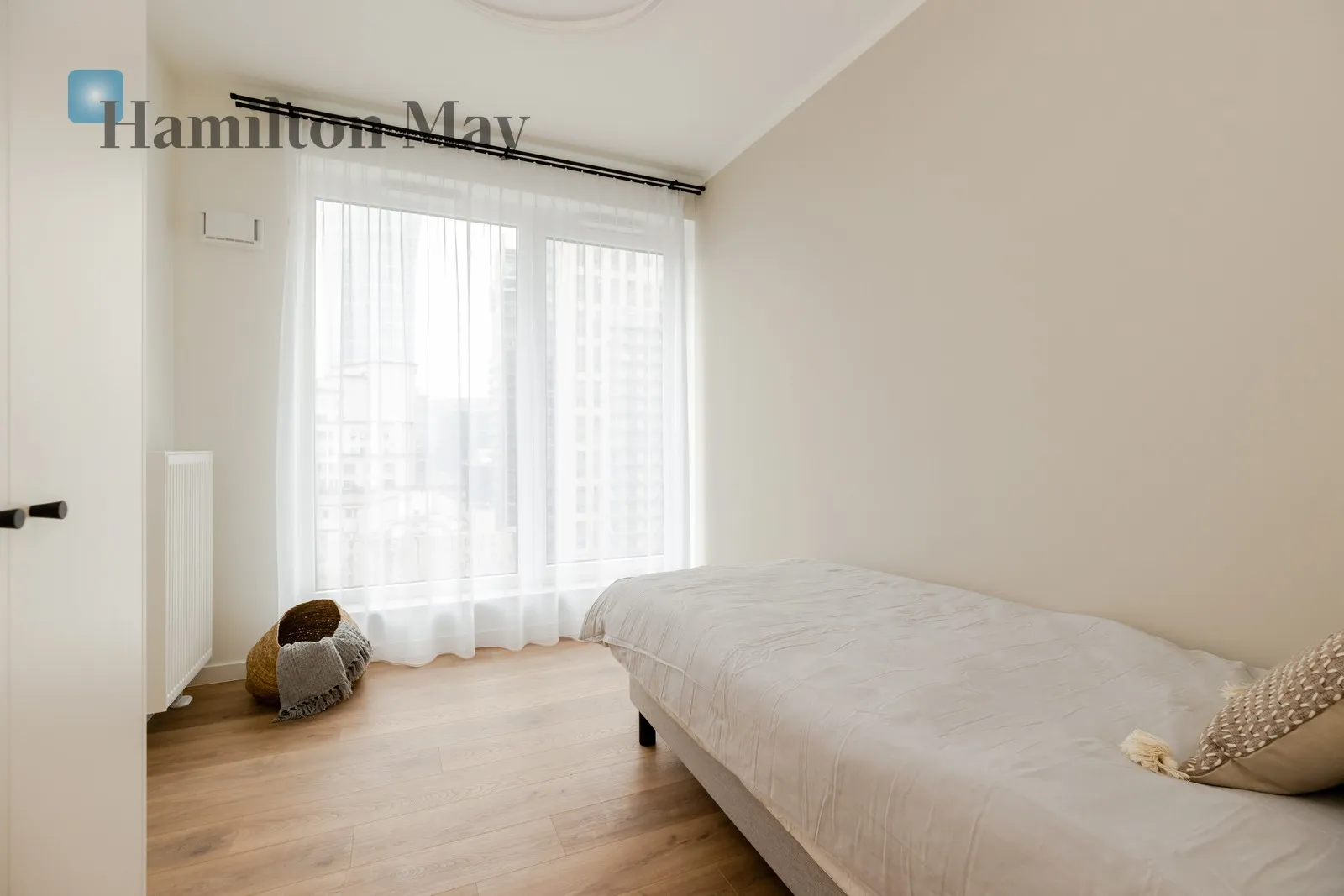 City: Warszawa Street: Grzybowska Region: Wola Subregion: Mirów Distance to centre: 1.6 km Level: 5 Price: 1290000 PLN Bedrooms: 1 - slider