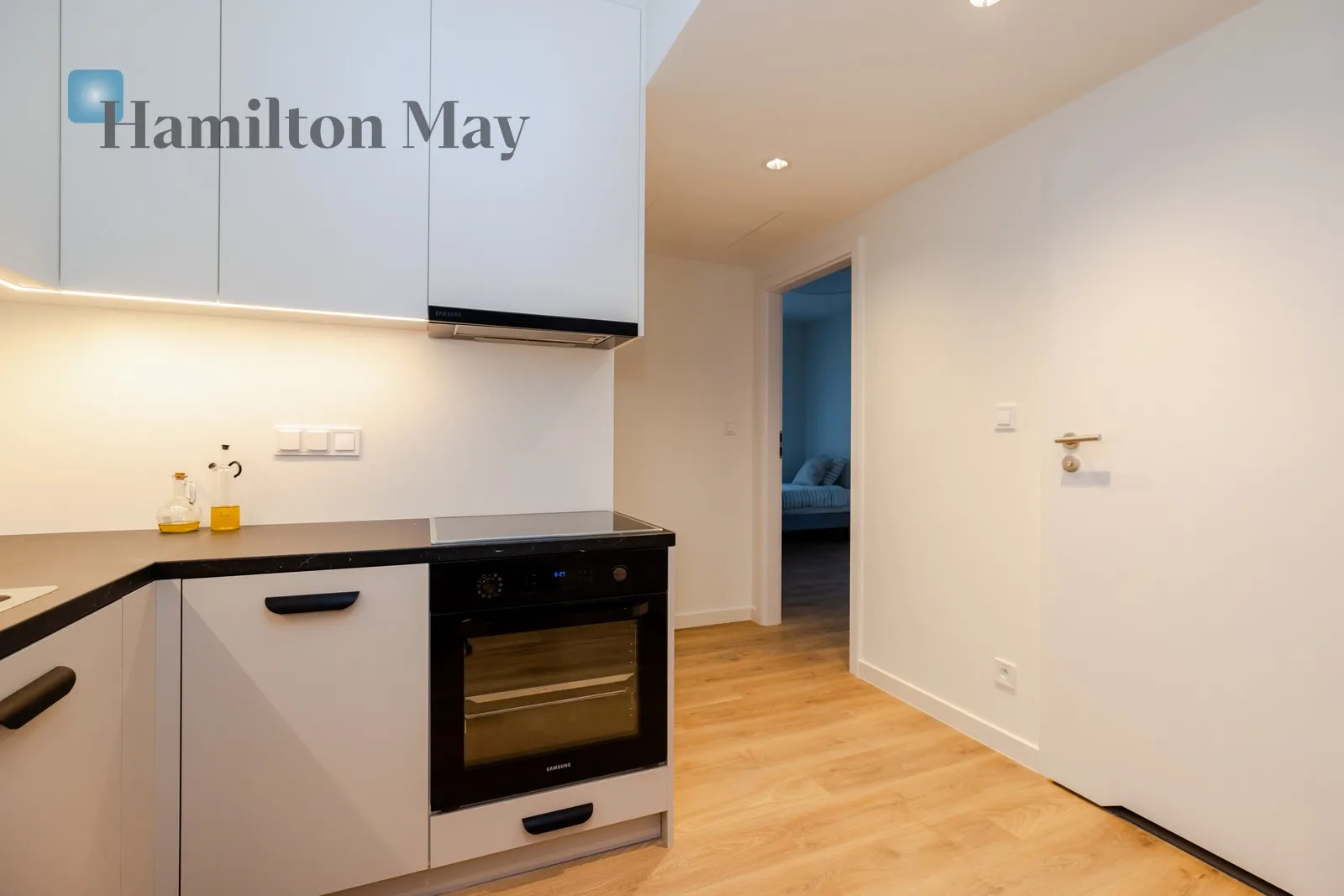 City: Warszawa Street: Grzybowska Region: Wola Subregion: Mirów Distance to centre: 1.6 km Level: 5 Price: 1290000 PLN Bedrooms: 1 Bathrooms: 1 - slider