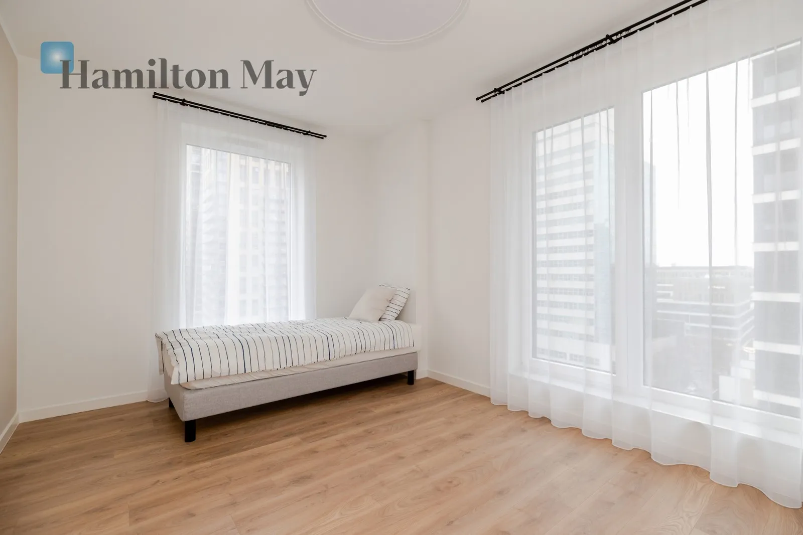 Region: Wola Subregion: Mirów Distance to centre: 1.6 km Level: 5 Price: 1290000 PLN Bedrooms: 1 Bathrooms: 1 Size: 42.26m2 - slider