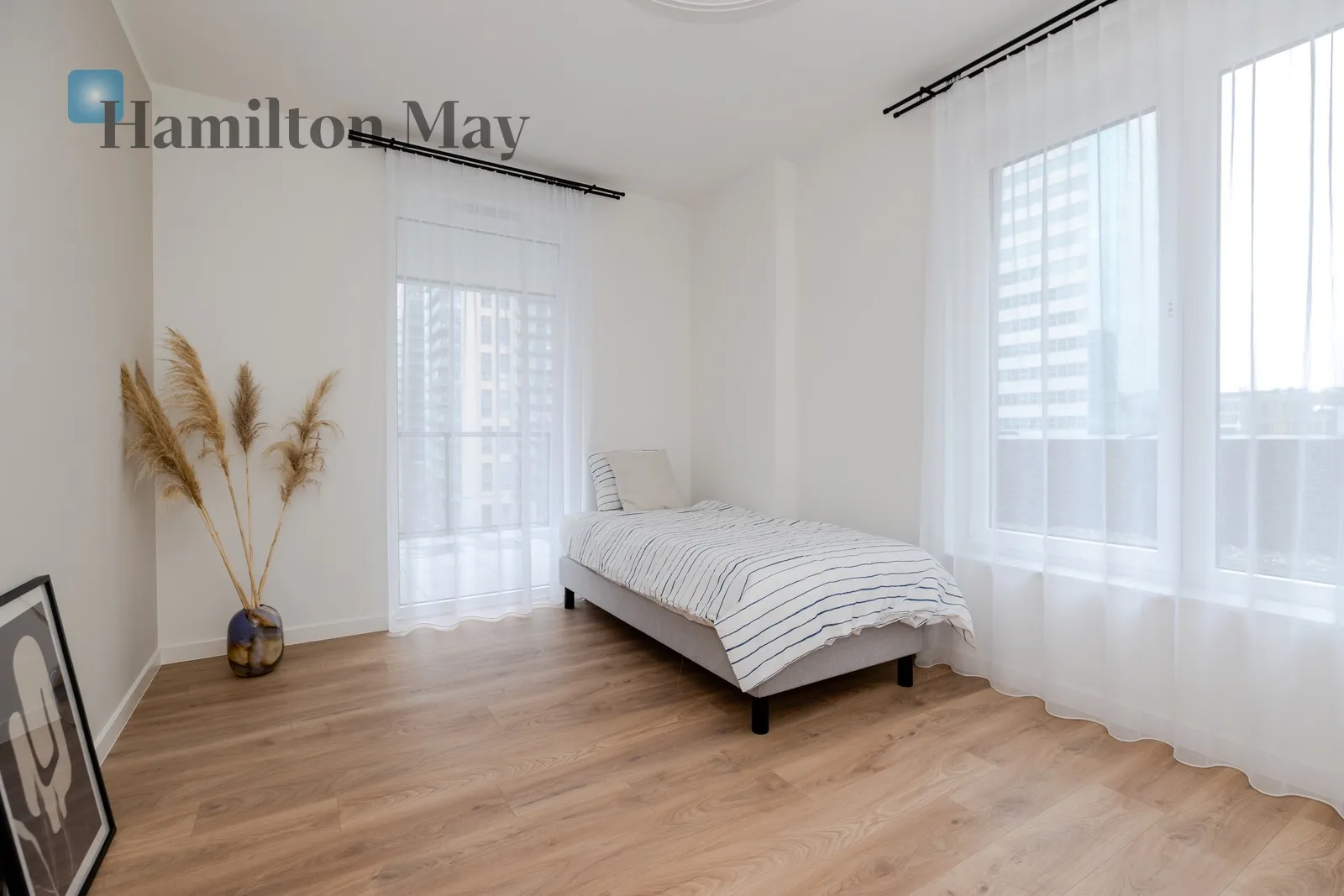 Street: Grzybowska Region: Wola Subregion: Mirów Distance to centre: 1.6 km Level: 5 Price: 1290000 PLN Bedrooms: 1 Bathrooms: 1 - slider