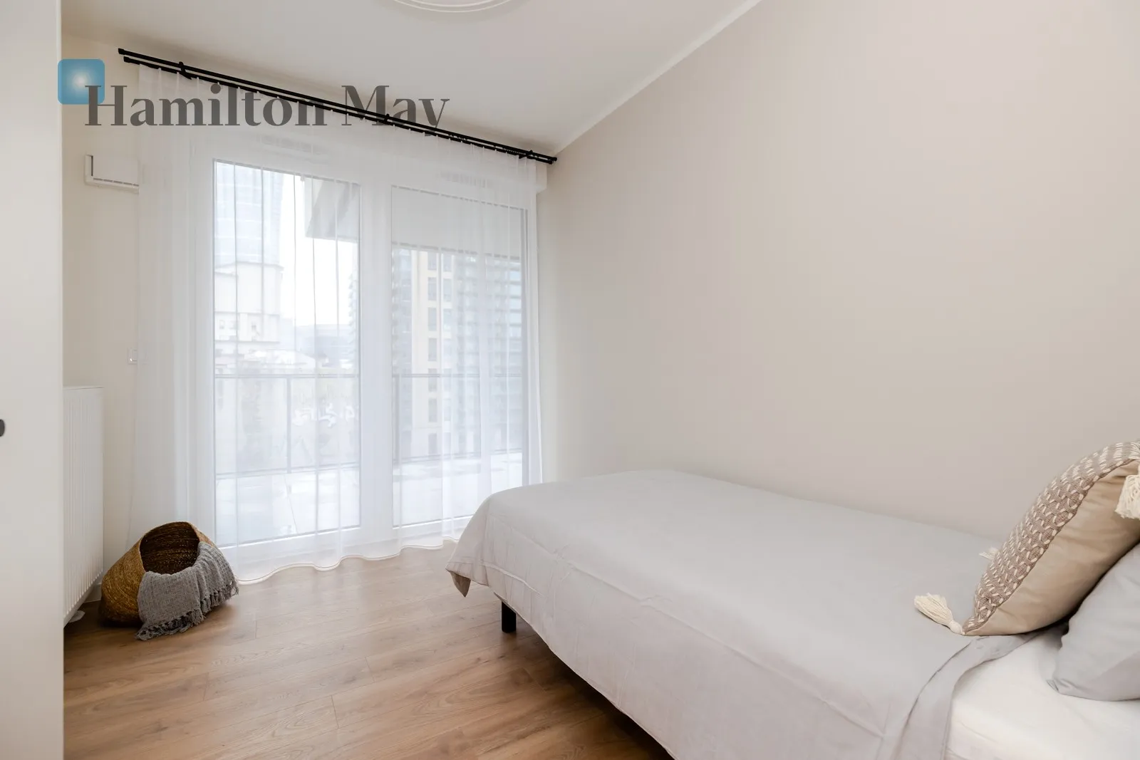 City: Warszawa Street: Grzybowska Region: Wola Subregion: Mirów Distance to centre: 1.6 km - slider