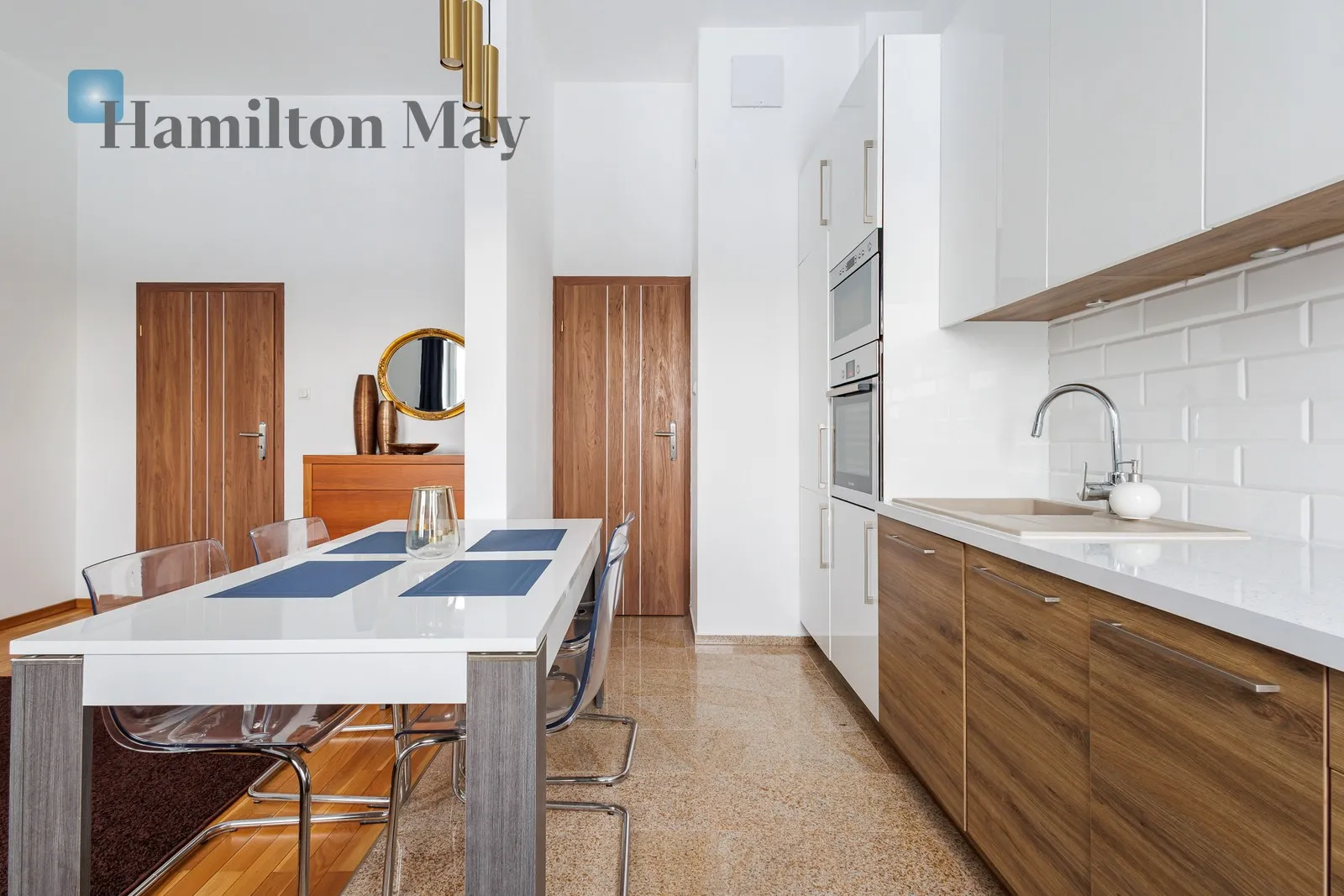 Street: Aleja Stanów Zjednoczonych Region: Praga Południe Subregion: Grochów Distance to centre: 4.41 km Level: 1 Price: 4200 PLN Bedrooms: 1 Bathrooms: 1 Size: 50m2 - slider