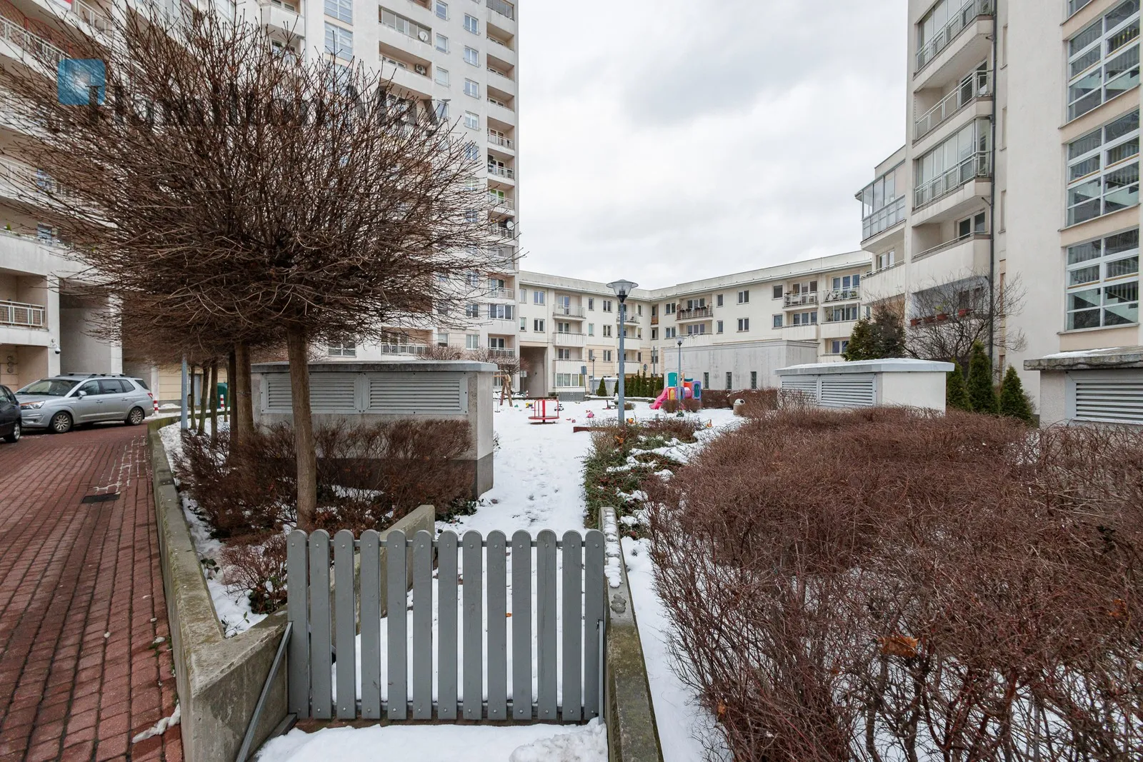 Subregion: Grochów Distance to centre: 4.41 km Level: 1 Price: 4200 PLN Bedrooms: 1 Bathrooms: 1 Size: 50m2 - slider