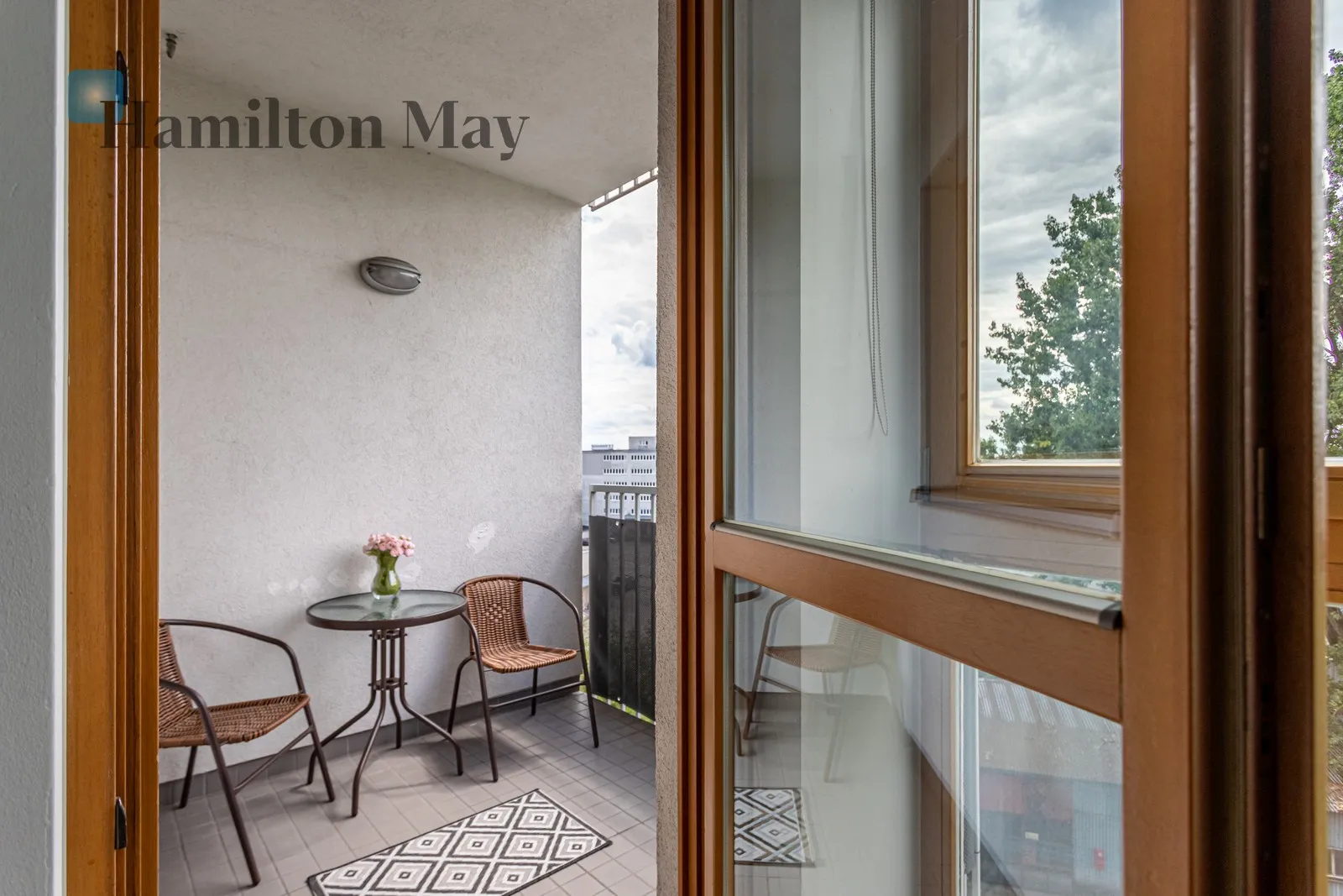 Region: Mokotów Subregion: Sadyba Distance to centre: 5.17 km Level: 3 Price: 3500 PLN Bedrooms: 1 Bathrooms: 1 - slider